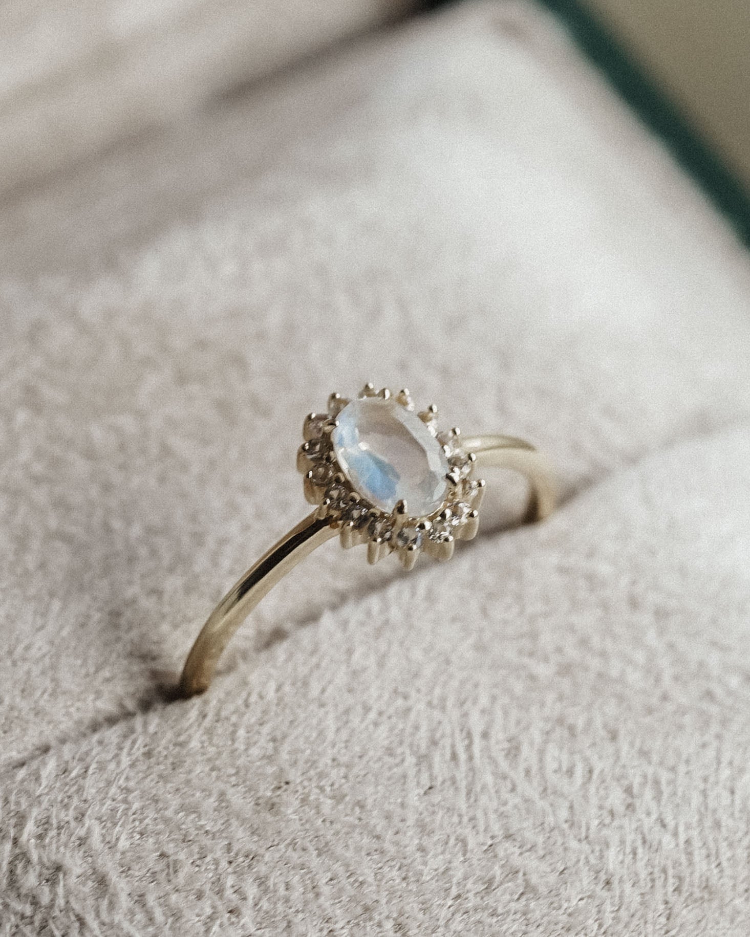 Hanna | 14K Blauwe Maansteen & Witte Saffier Cluster Ring