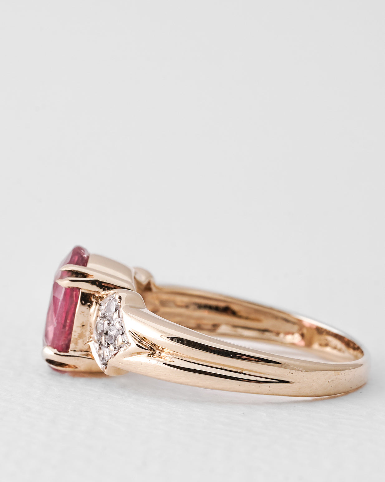 Sofia | Vintage Toermalijn Solitaire & Witte Saffier Details Ring