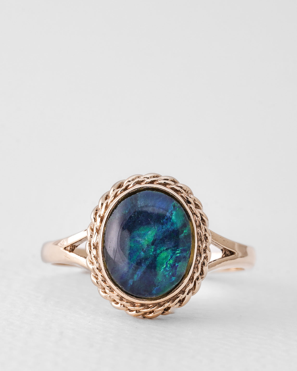 Yvette | Vintage Zwarte Opaal Solitaire Ring