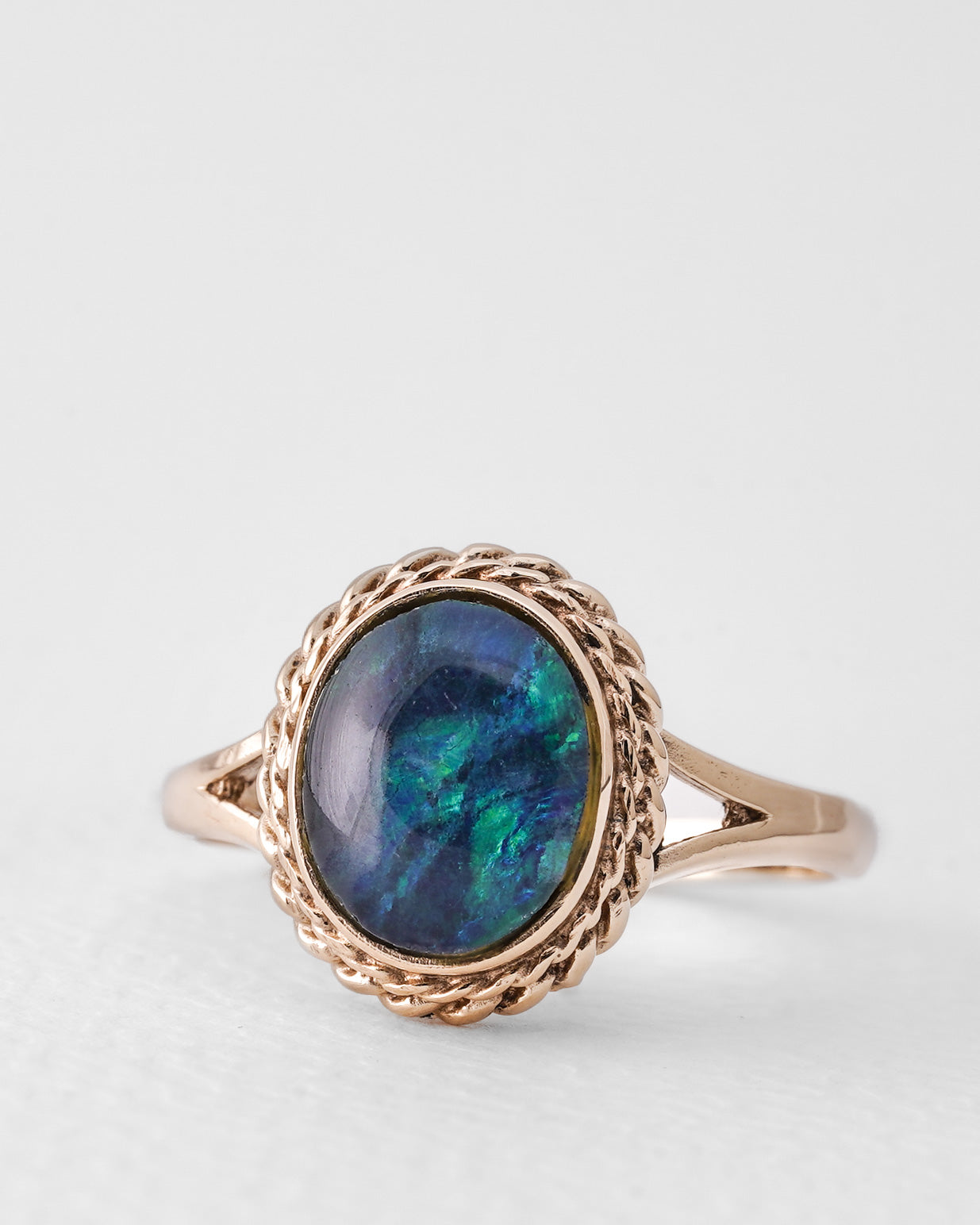 Yvette | Vintage Zwarte Opaal Solitaire Ring