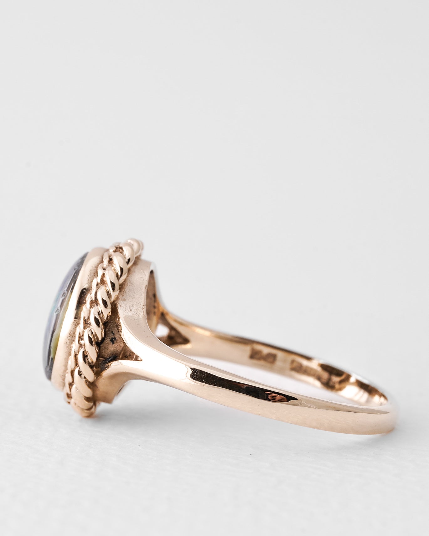 Yvette | Vintage Zwarte Opaal Solitaire Ring