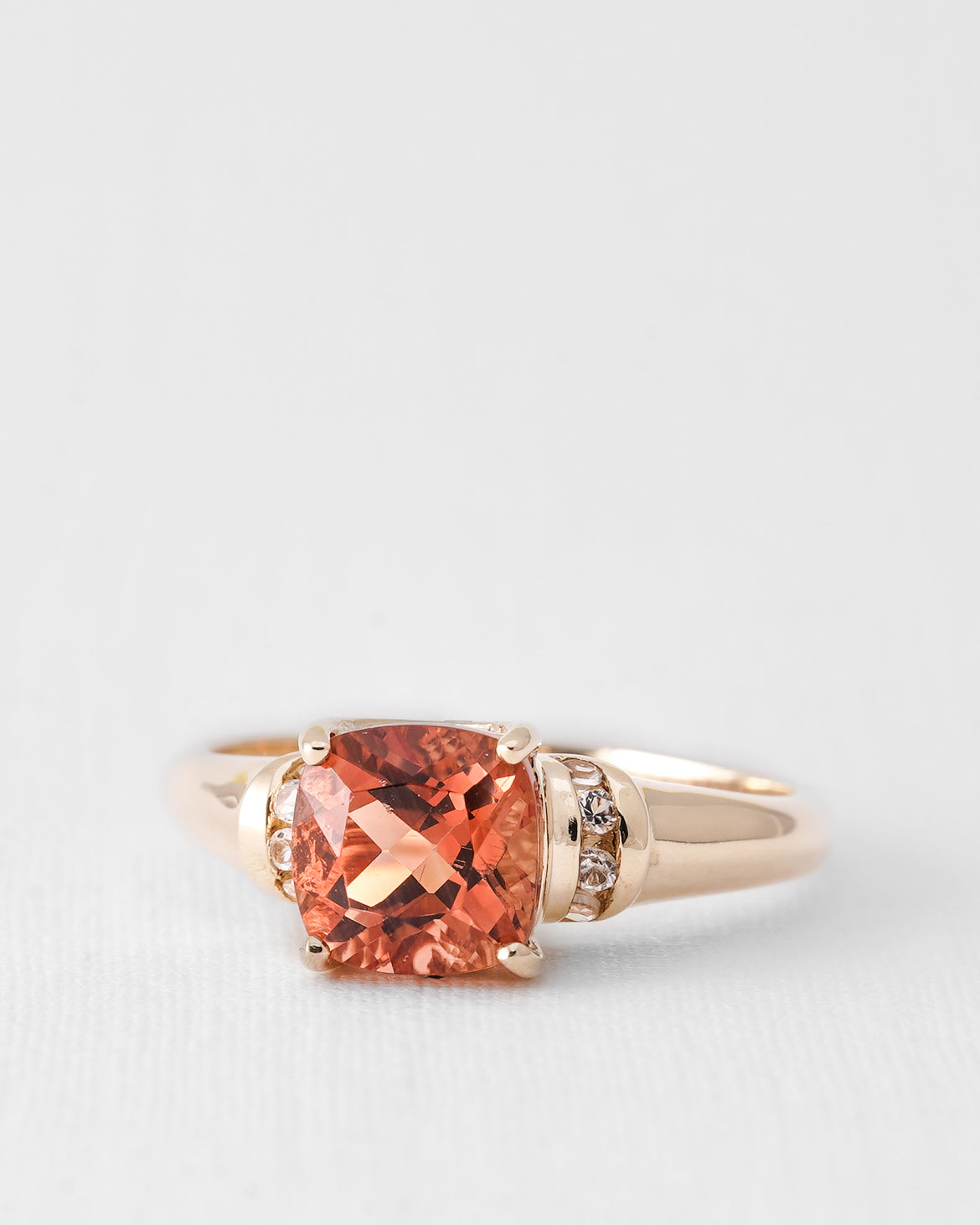 Elayne | Vintage Topaas Solitair & Witte Saffier Details Ring