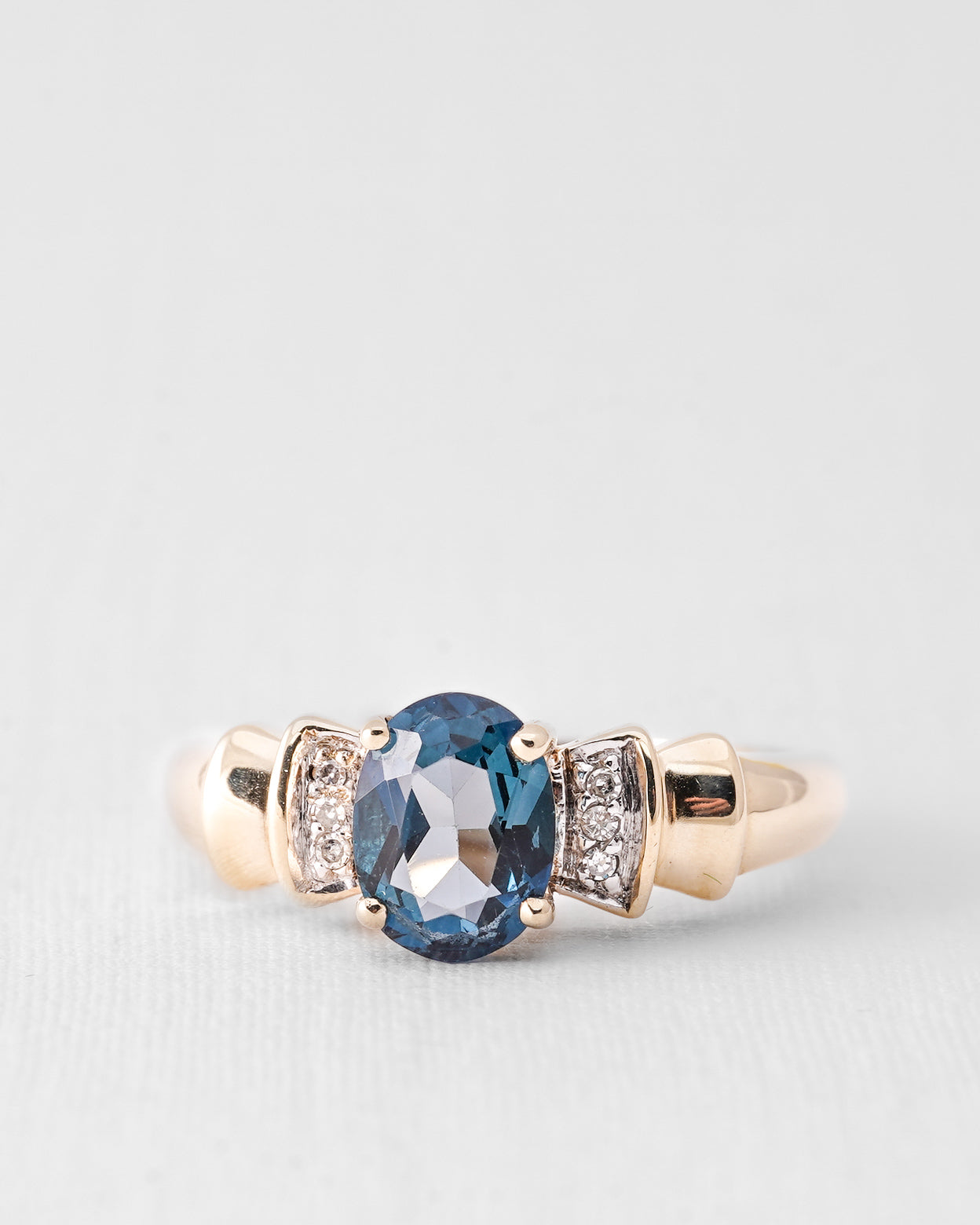 Verella | Vintage Topaas Solitair en Diamant Details Ring