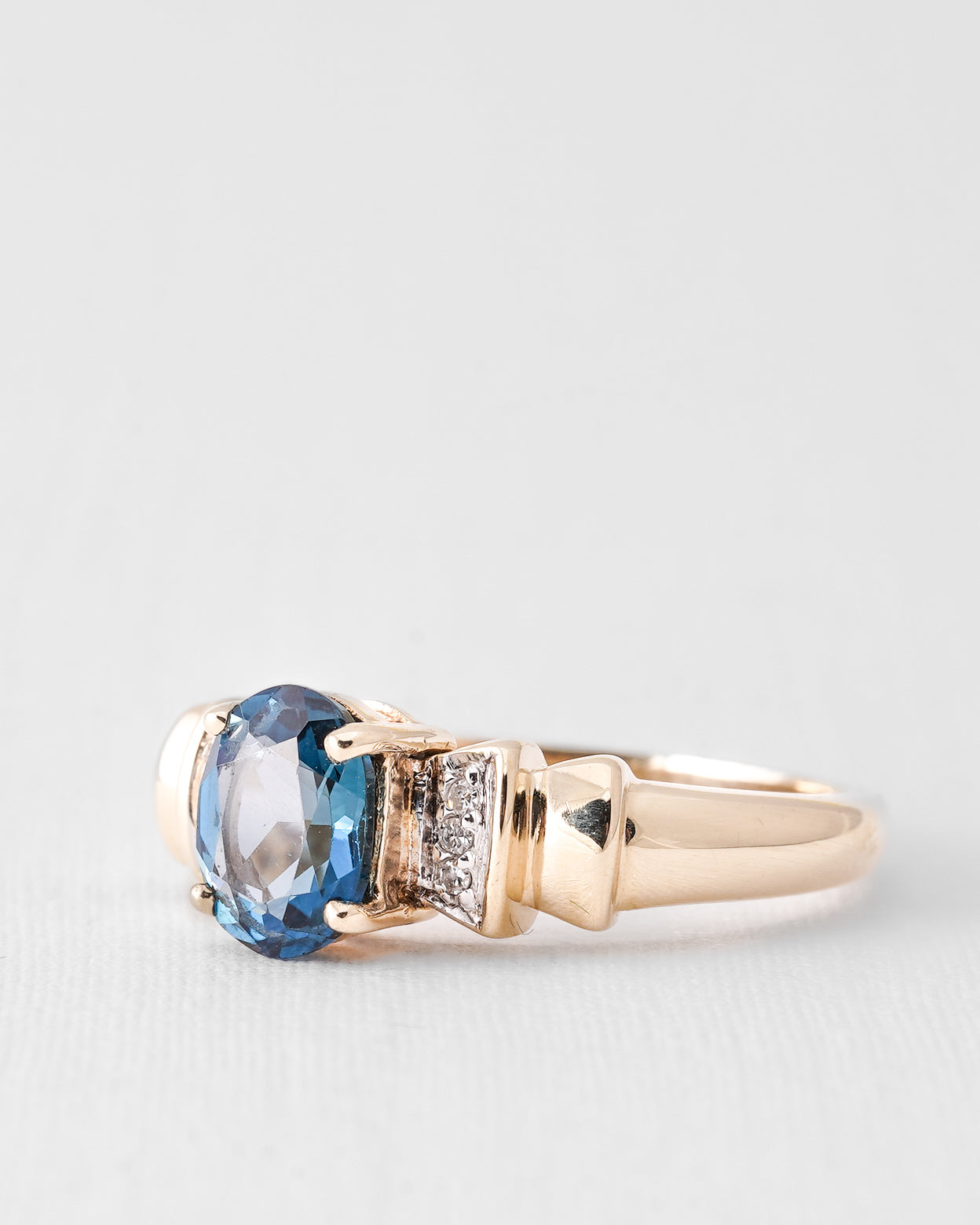 Verella | Vintage Topaas Solitair en Diamant Details Ring