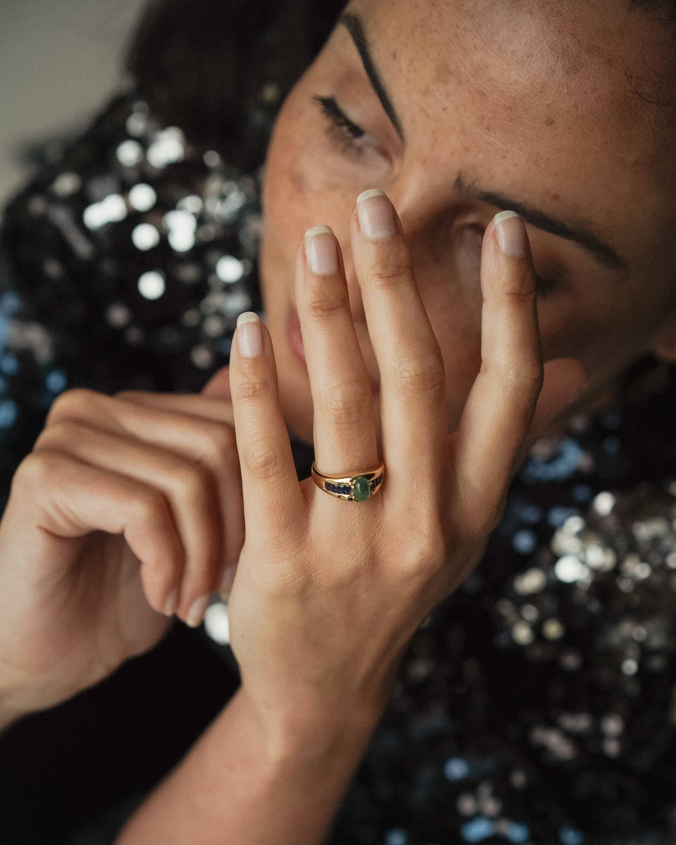 Taryn | 18K Geelgoud & Smaragd (1.2ct) Oval Cut & Saffier (1.10ct) Baguette Cut Ring