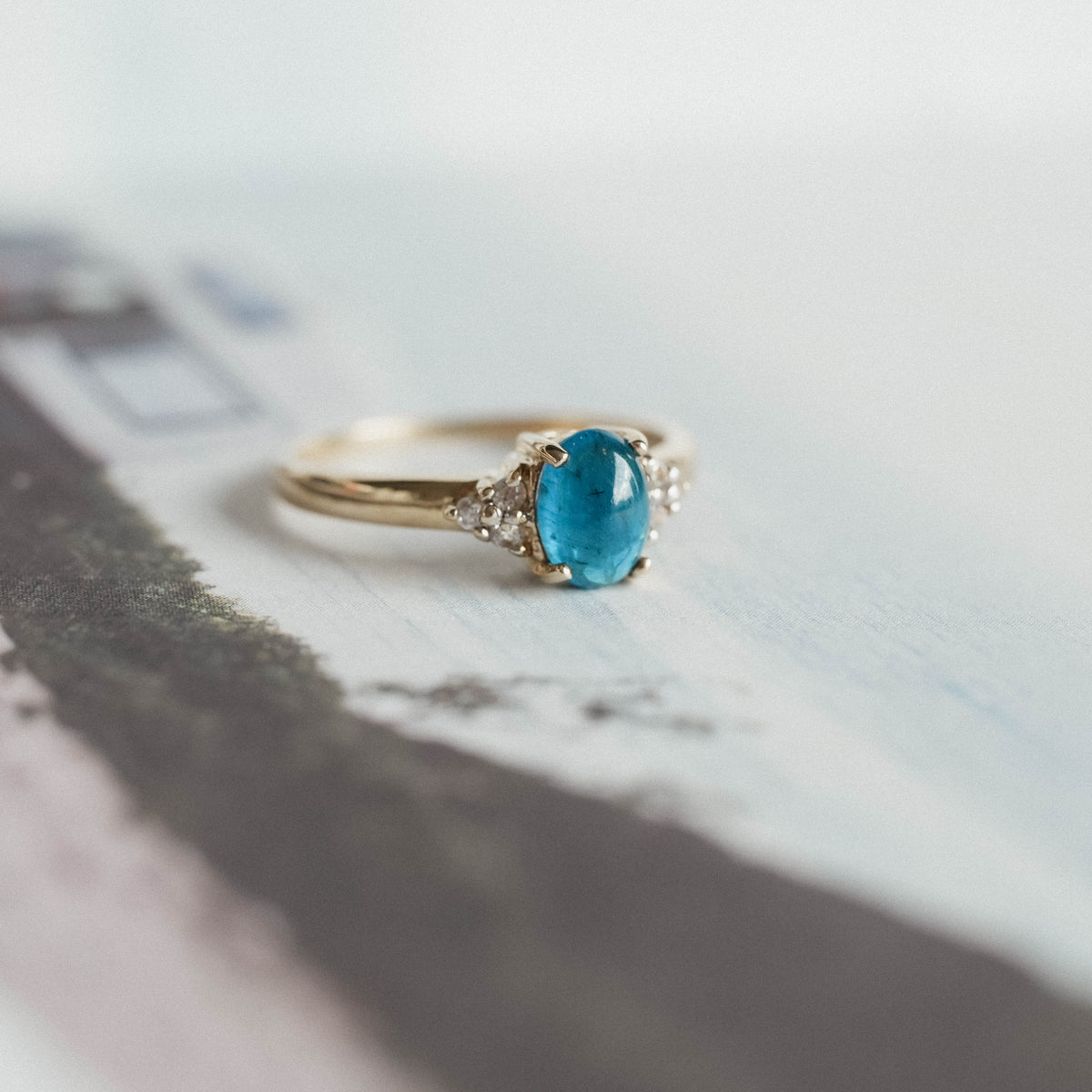 Jean | Vintage Cabochon Blauwe Apatiet en Zirkonia ring