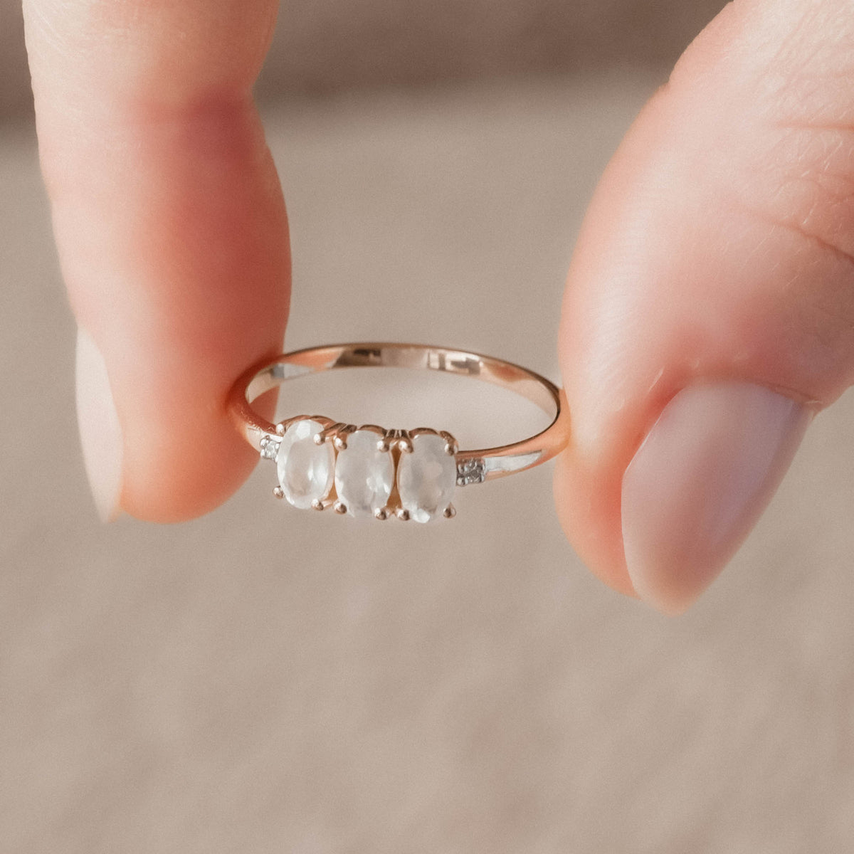 Luna | Regenboogmaansteen & Diamant Ring - Menina Amsterdam