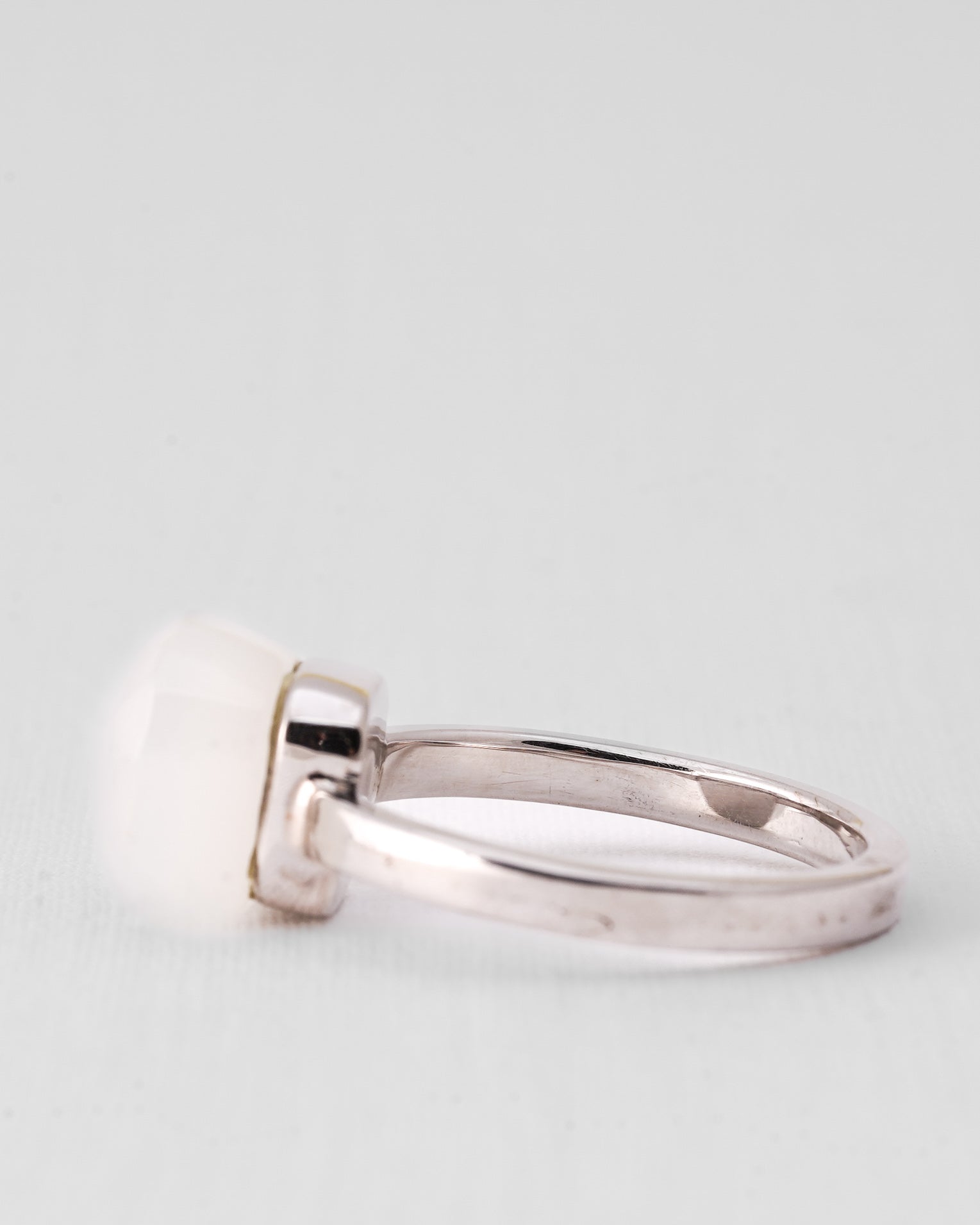 Liora | 14K Witgoud & Maansteen (6ct) Cushion Cut Ring