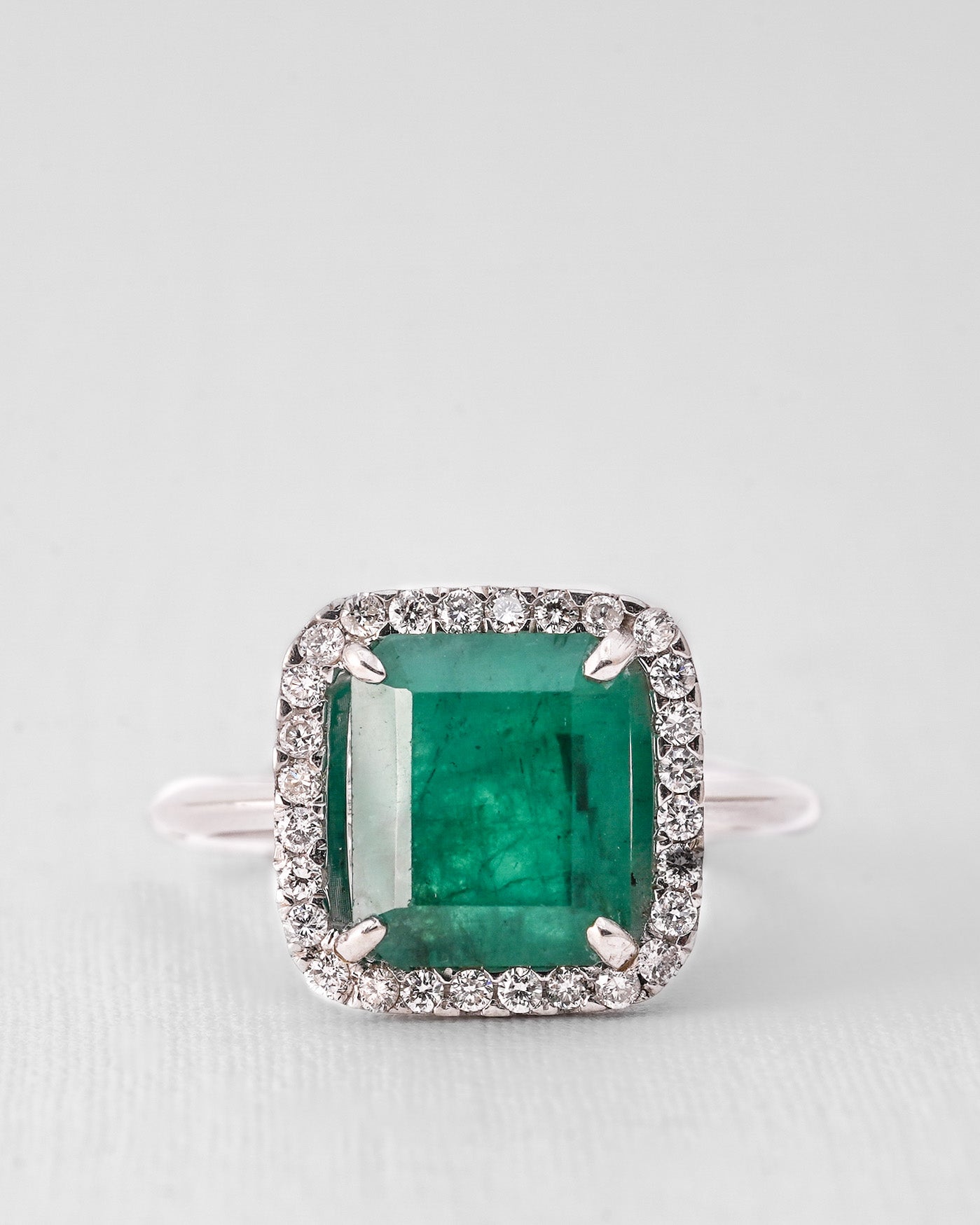 Novena | 14K Witgoud & Smaragd Cushion (3.4ct) Cut & Diamant Brilliant (0.28ct) Cut Ring