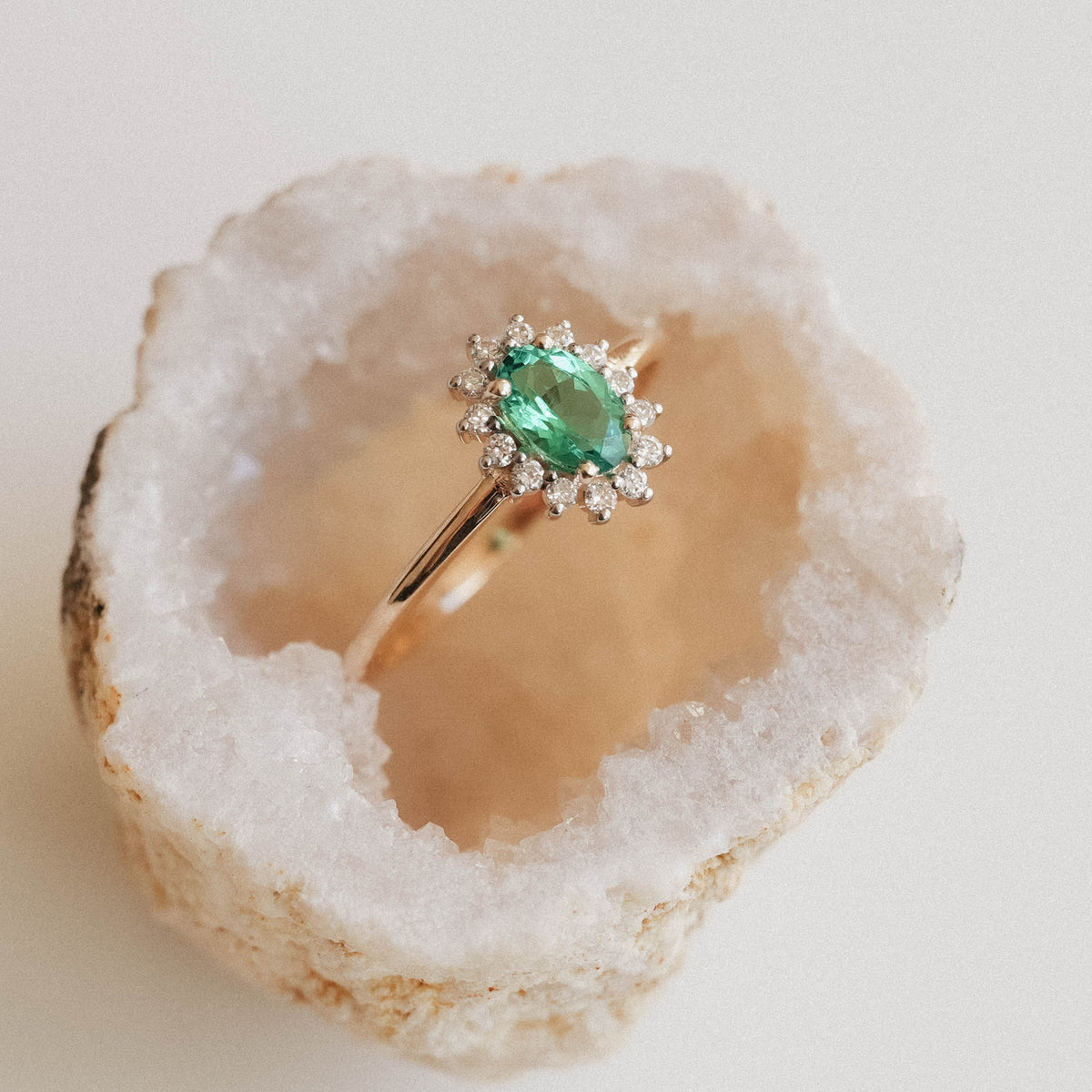 Holly | Columbiaans Smaragd & Diamant Ring - Menina Amsterdam