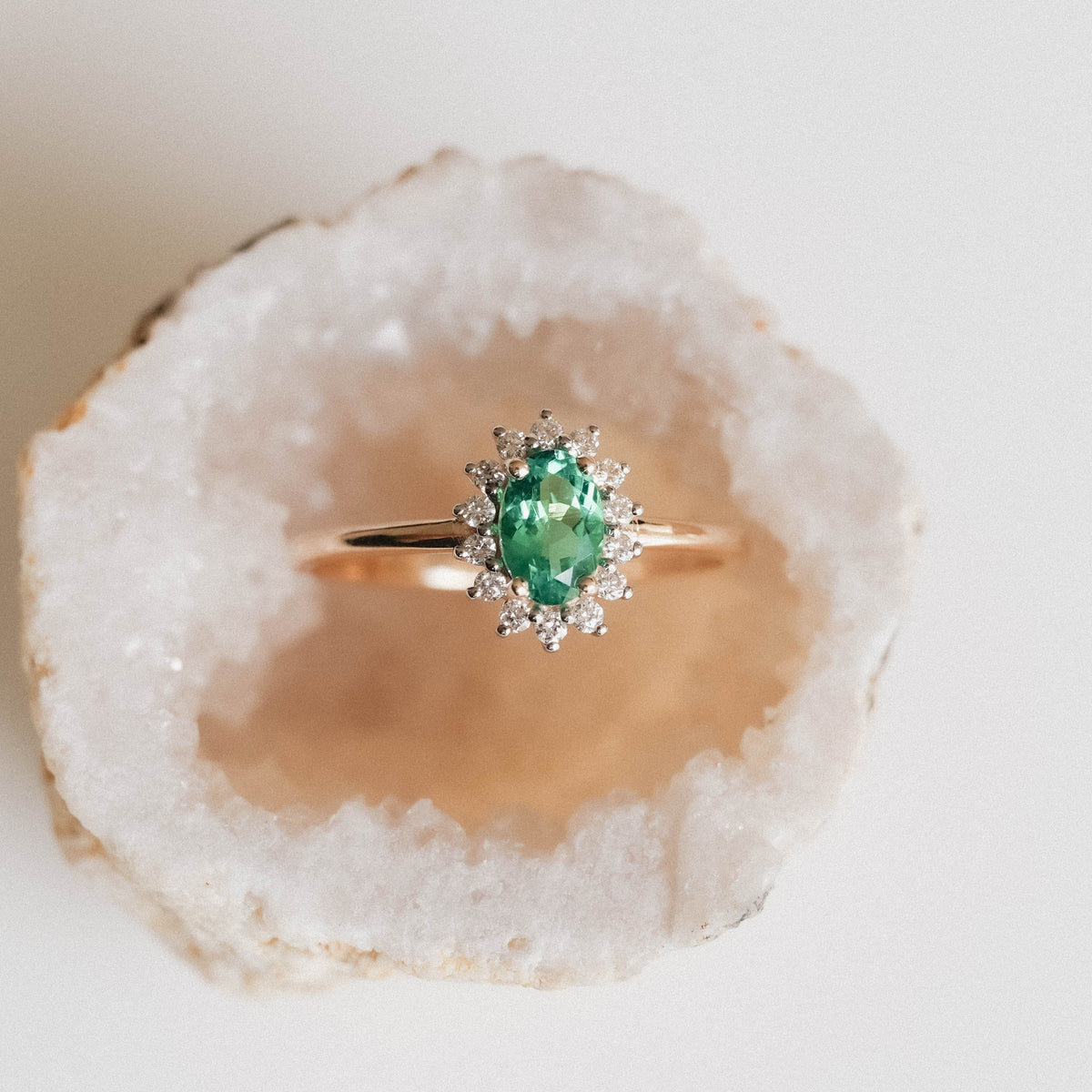 Holly | Columbiaans Smaragd & Diamant Ring - Menina Amsterdam
