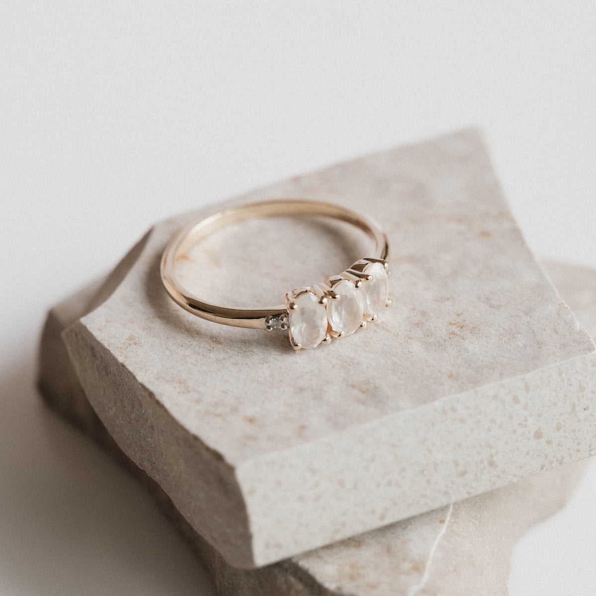 Luna | Regenboogmaansteen & Diamant Ring - Menina Amsterdam