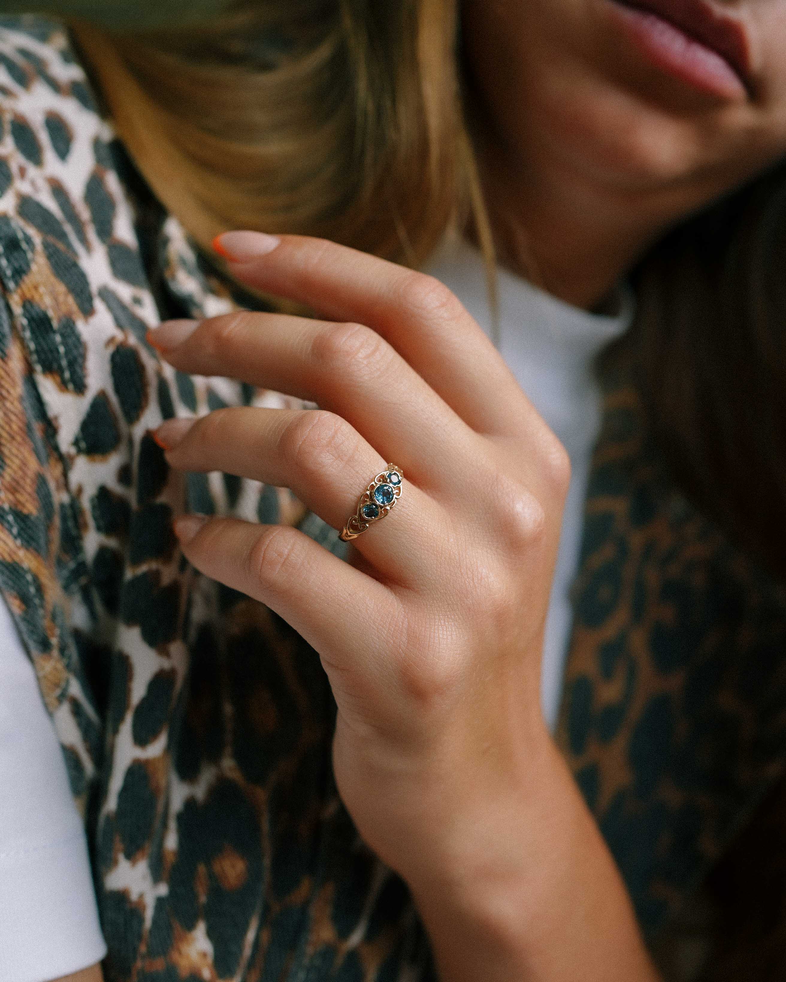 Anya | Vintage Blauw Topaas Driesteen Ring