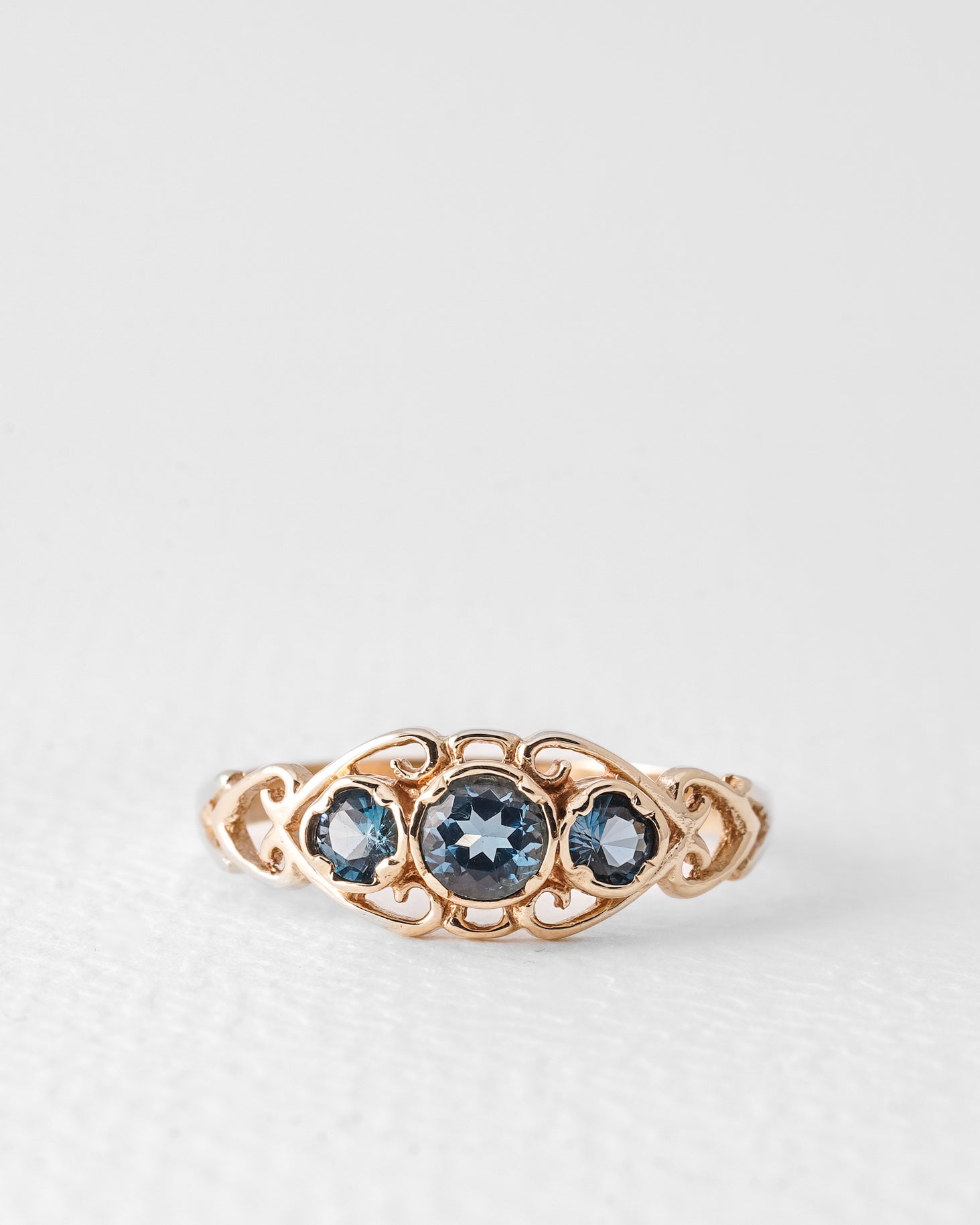 Anya | Vintage Blauw Topaas Driesteen Ring