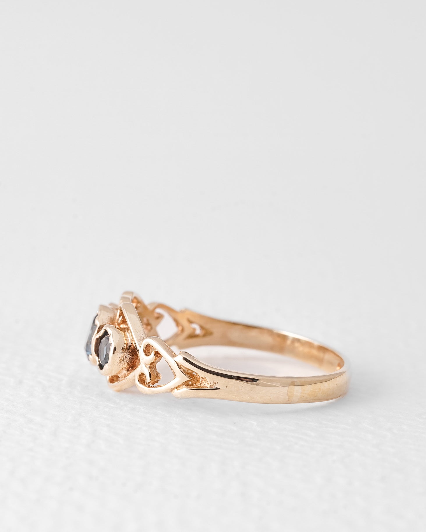 Anya | Vintage Blauw Topaas Driesteen Ring