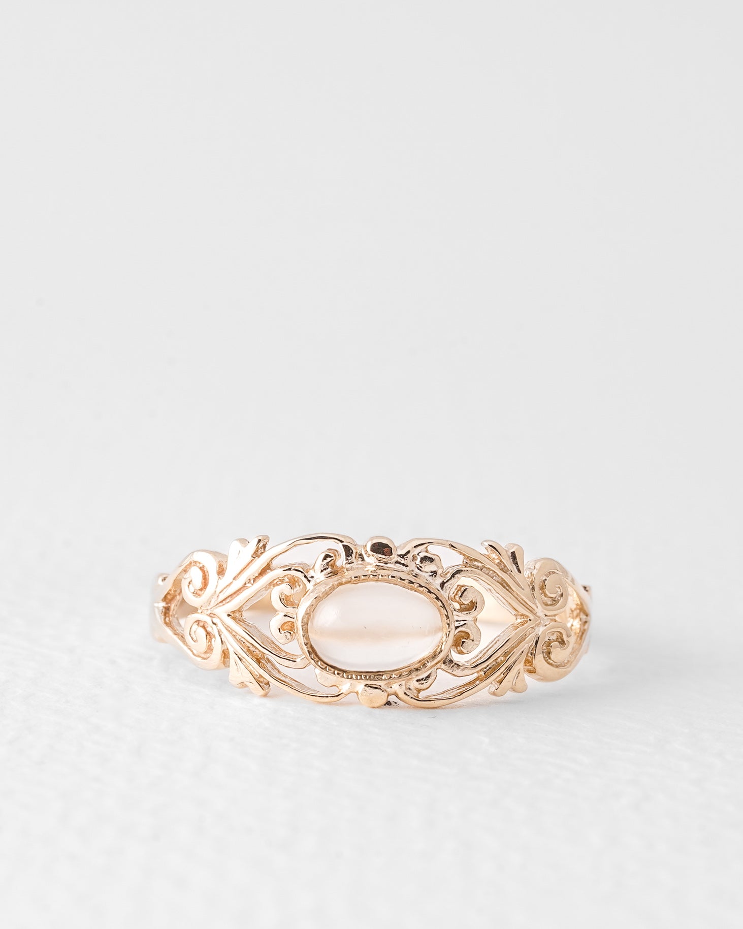 Zelia | Vintage Maansteen Solitaire Ring
