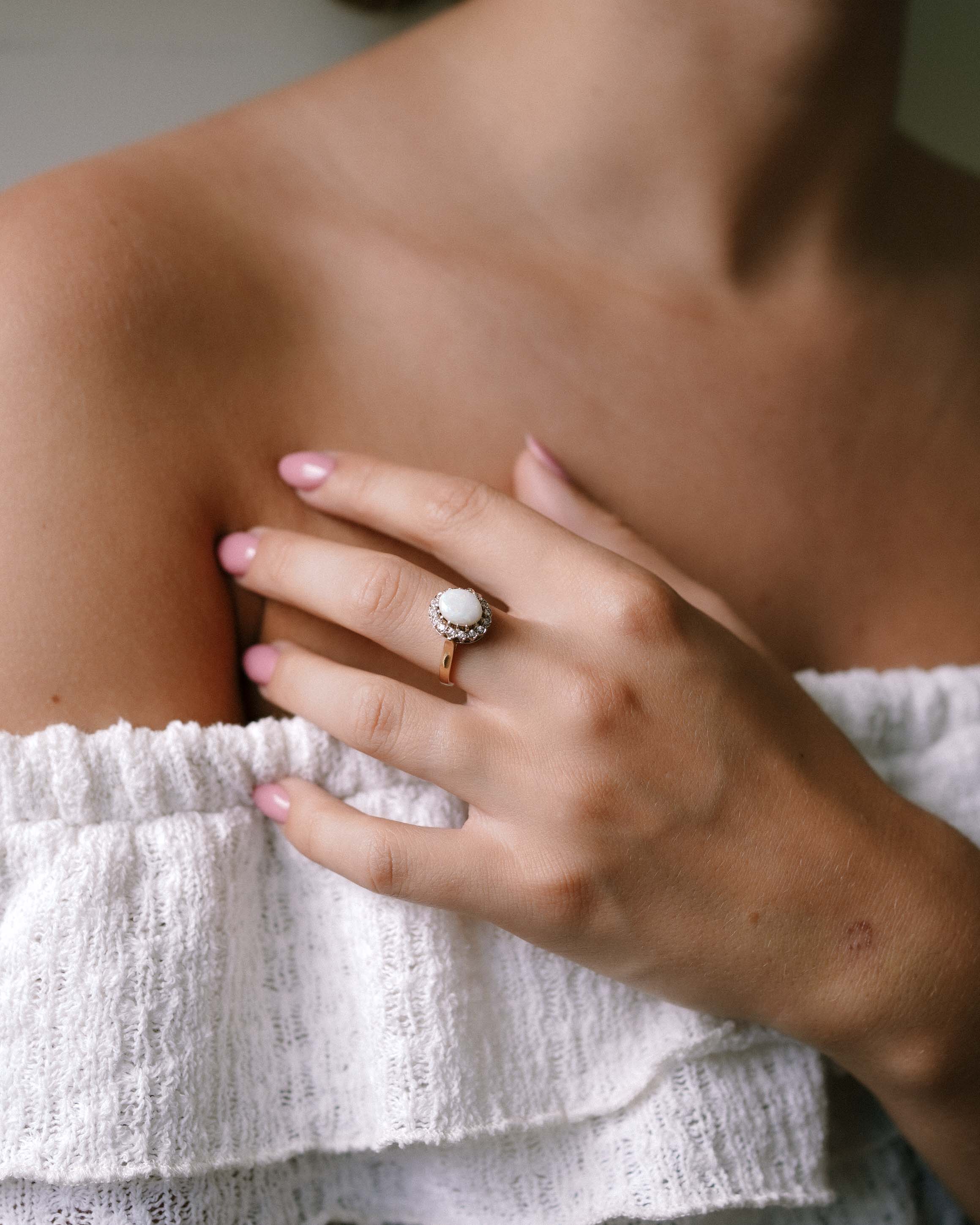 Juna | Vintage Opaal & Witte Saffier Ring