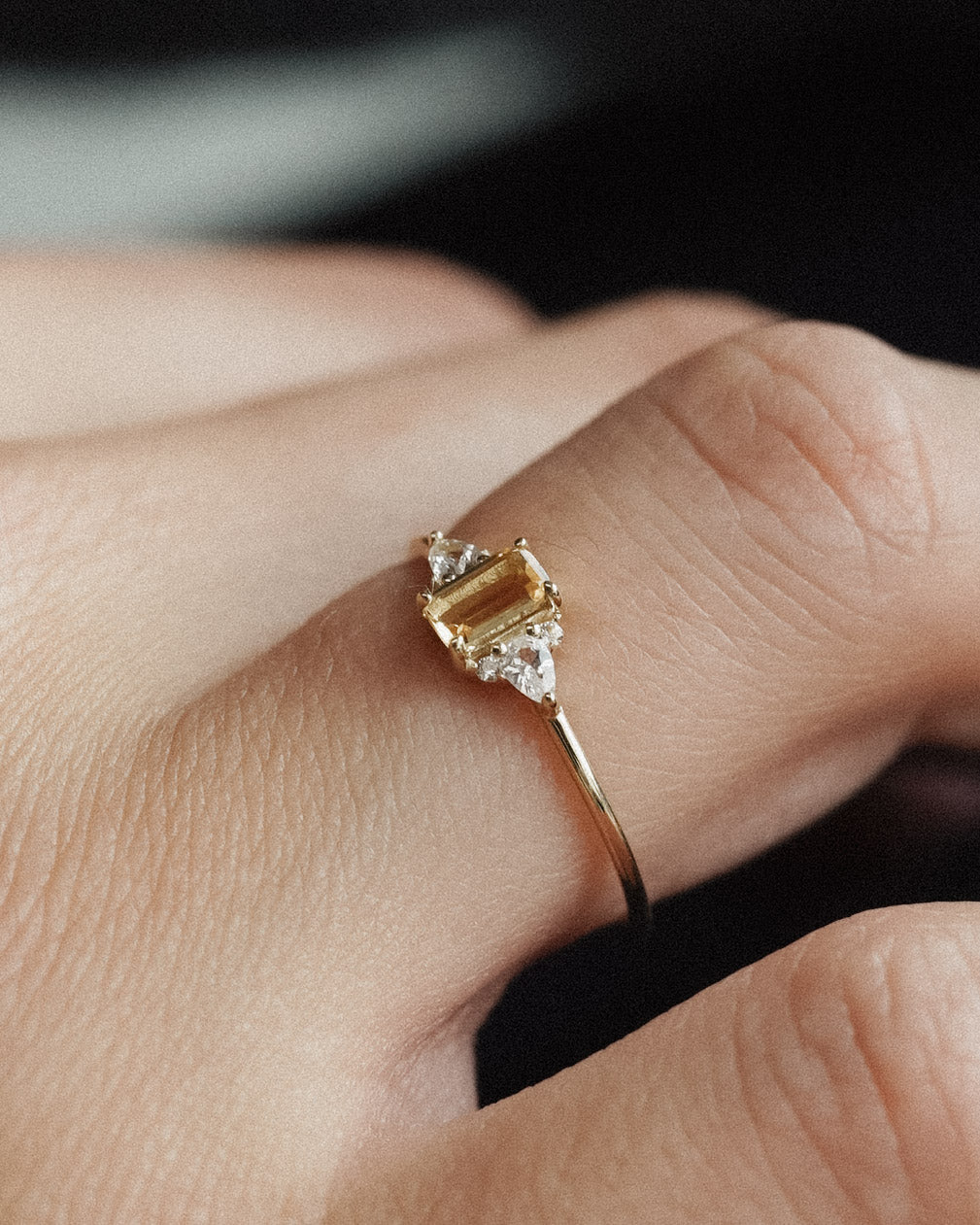 Solenne | 14K Citrien Solitair & Witte Saffier Details Ring