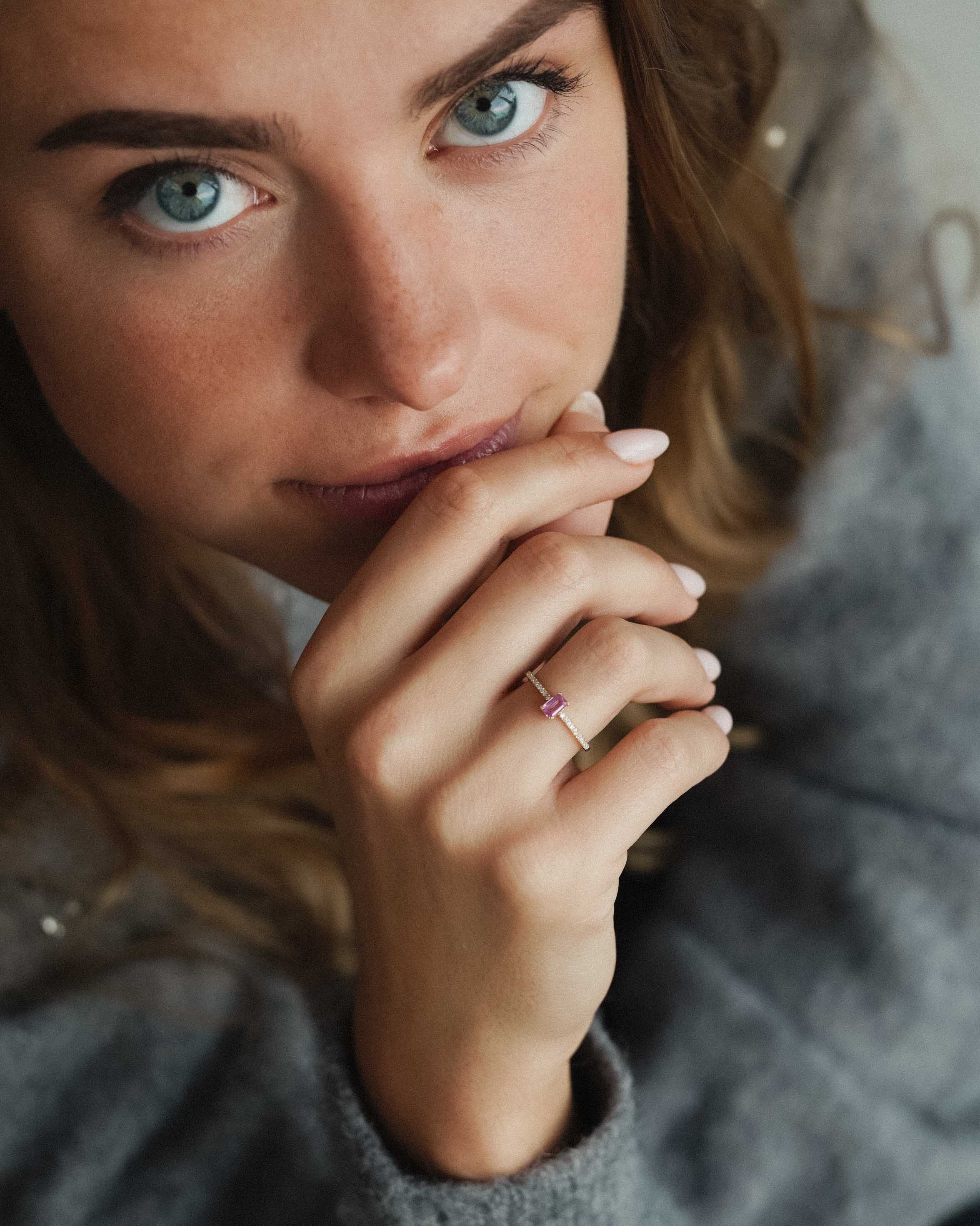 Seraphine | 14K Roze Baguette Saffier & Diamant Pavé Ring