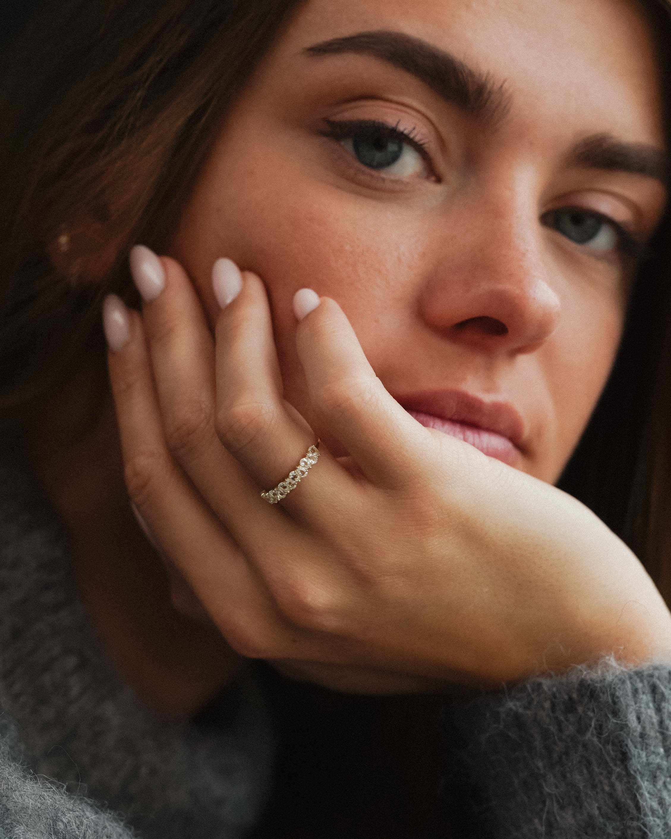 Eirene | 14K Witte Topaas Half Eternity Pear Cut Ring