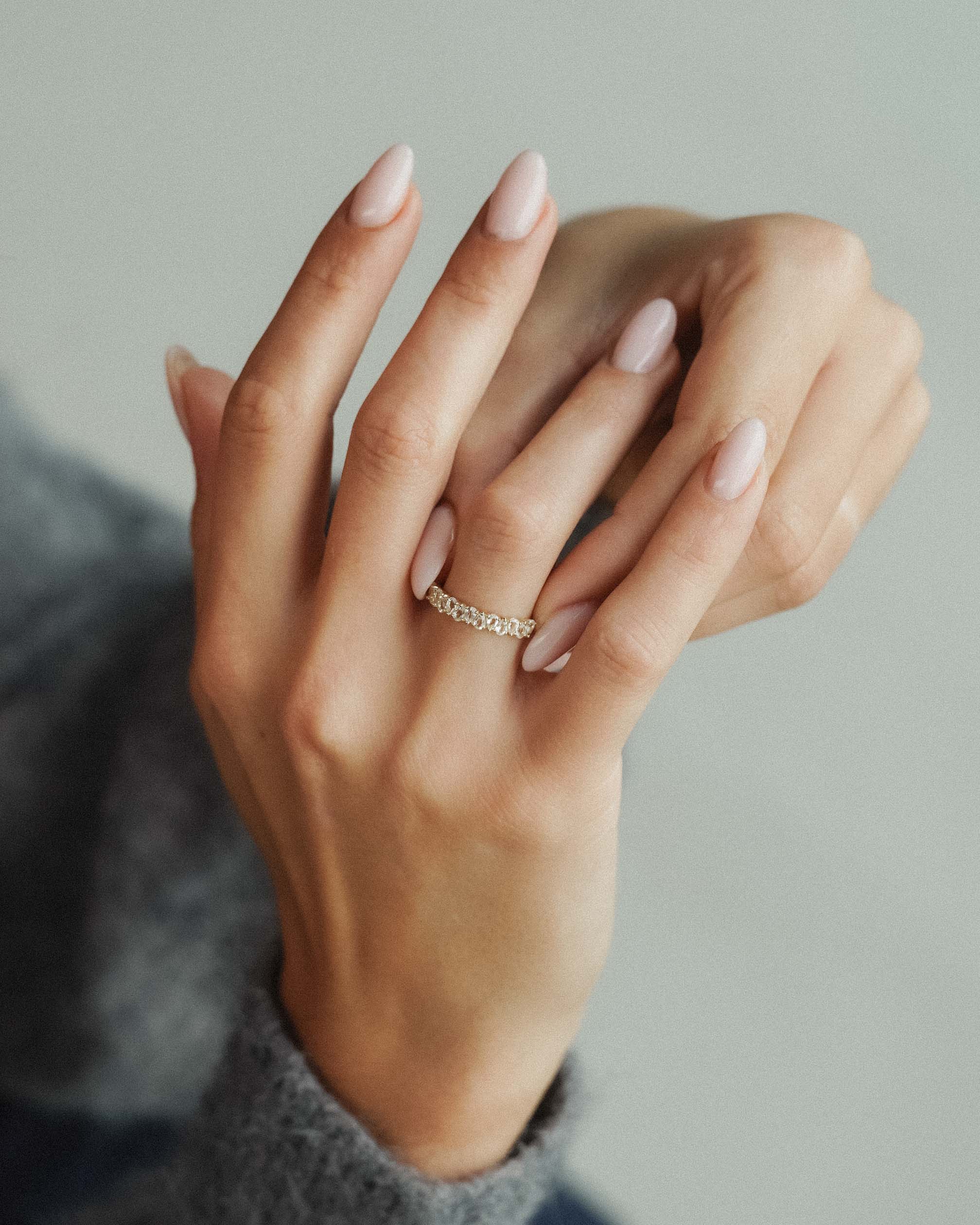 Eirene | 14K Witte Topaas Half Eternity Pear Cut Ring