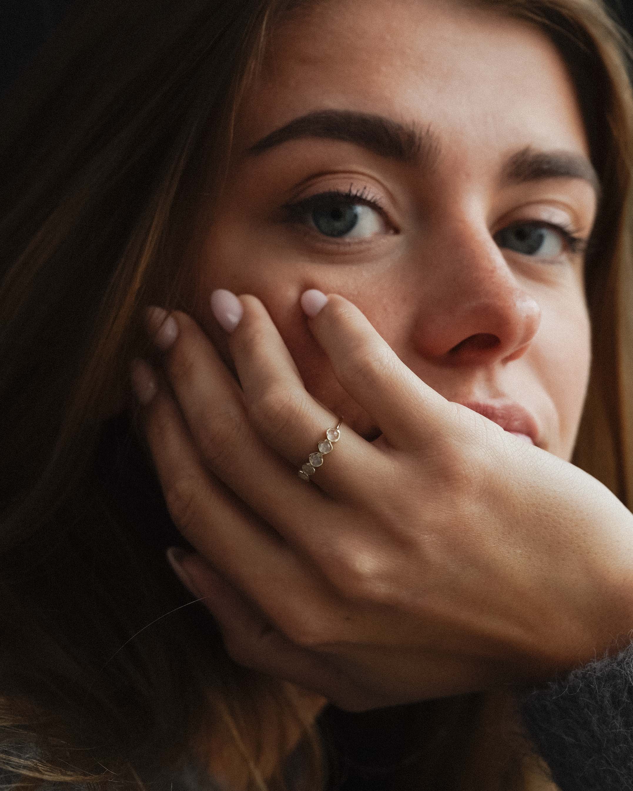 Nerea | 14K Maansteen Half Eternity Ring