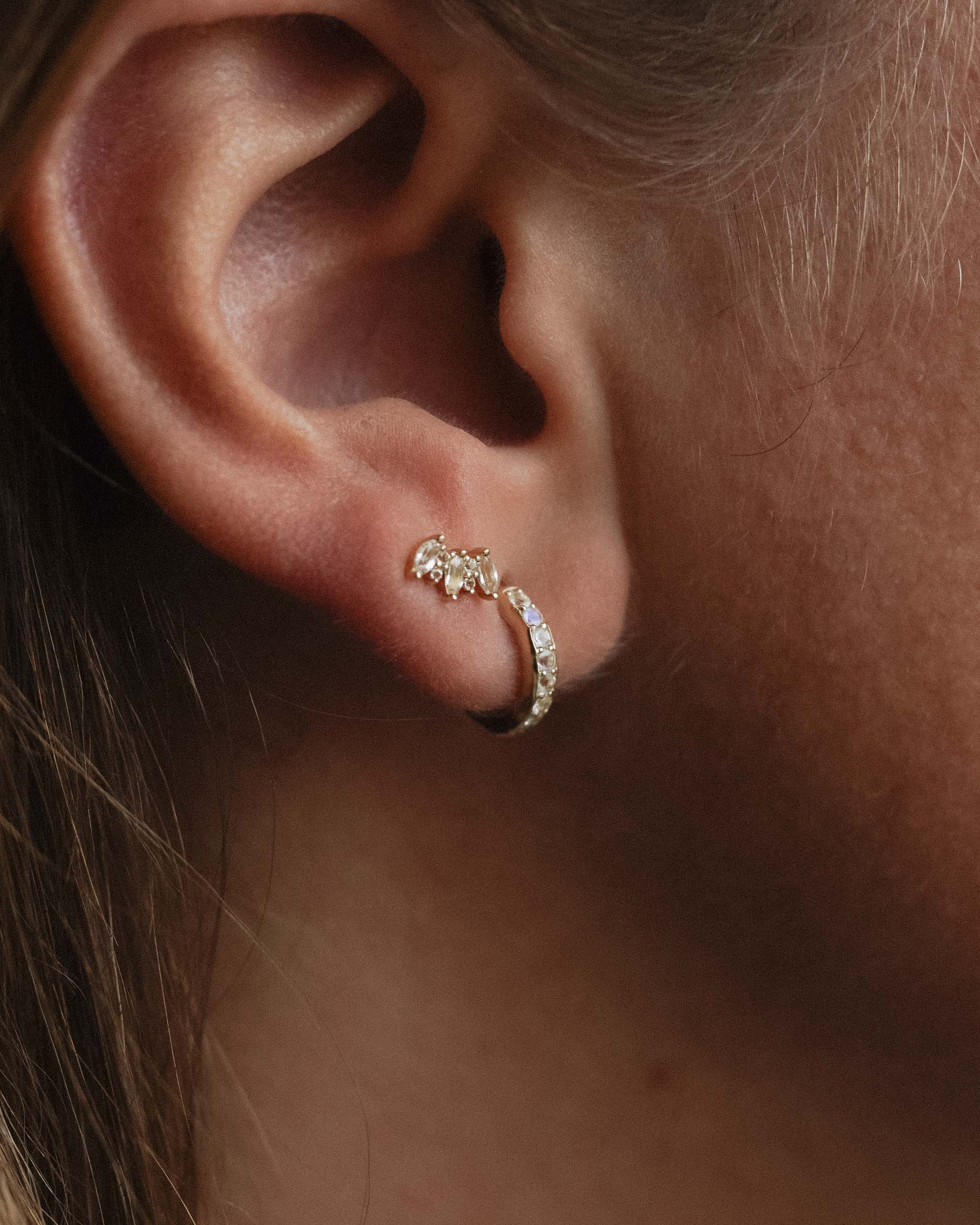 Amarante | 14K Maansteen Pavé Huggies