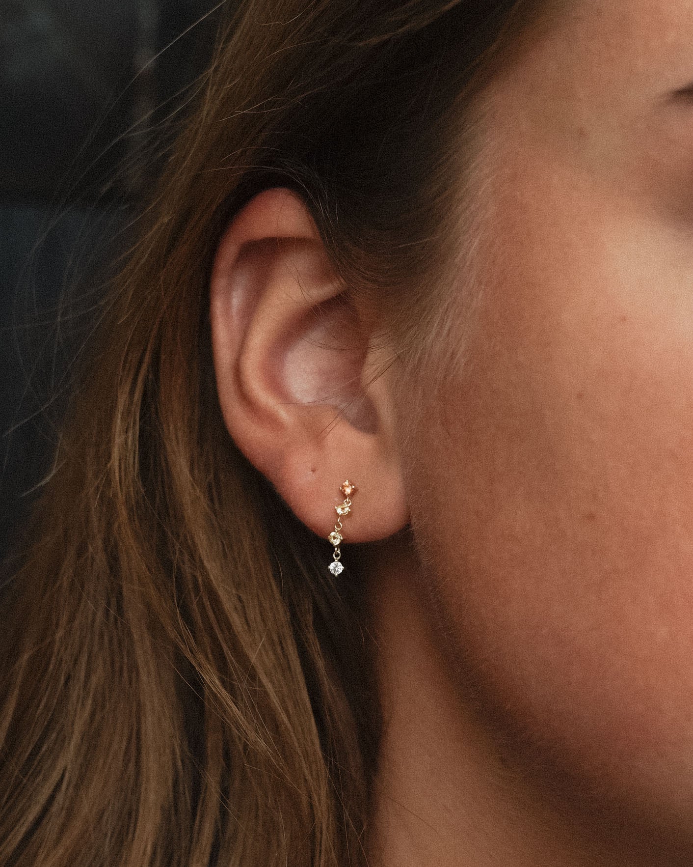 Celestine | 14K Meerkleurig Saffier & Kristal Huggies Drop Oorbellen