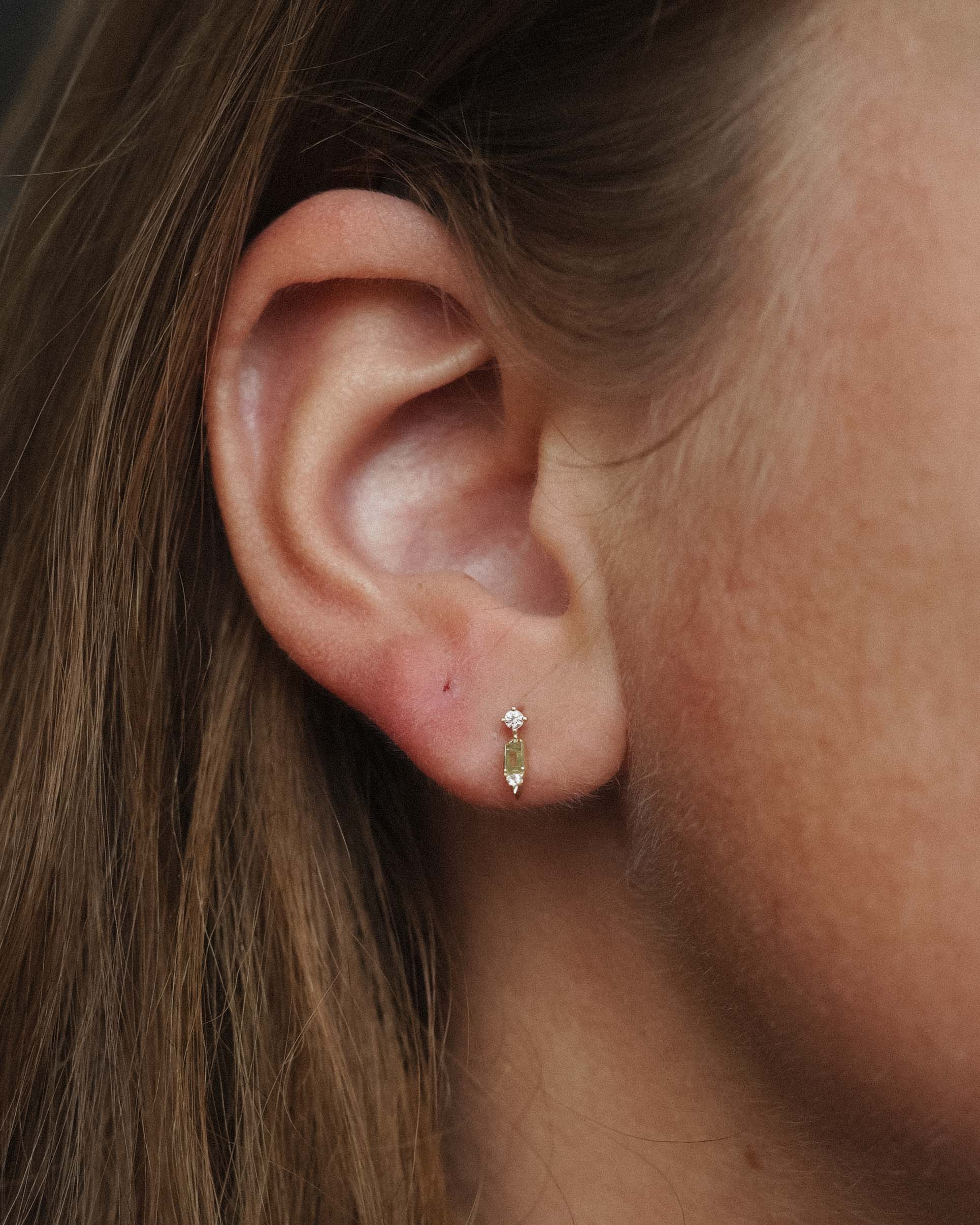Opheliane | 14K Olivijn & Witte Saffier Baguette Drop Studs