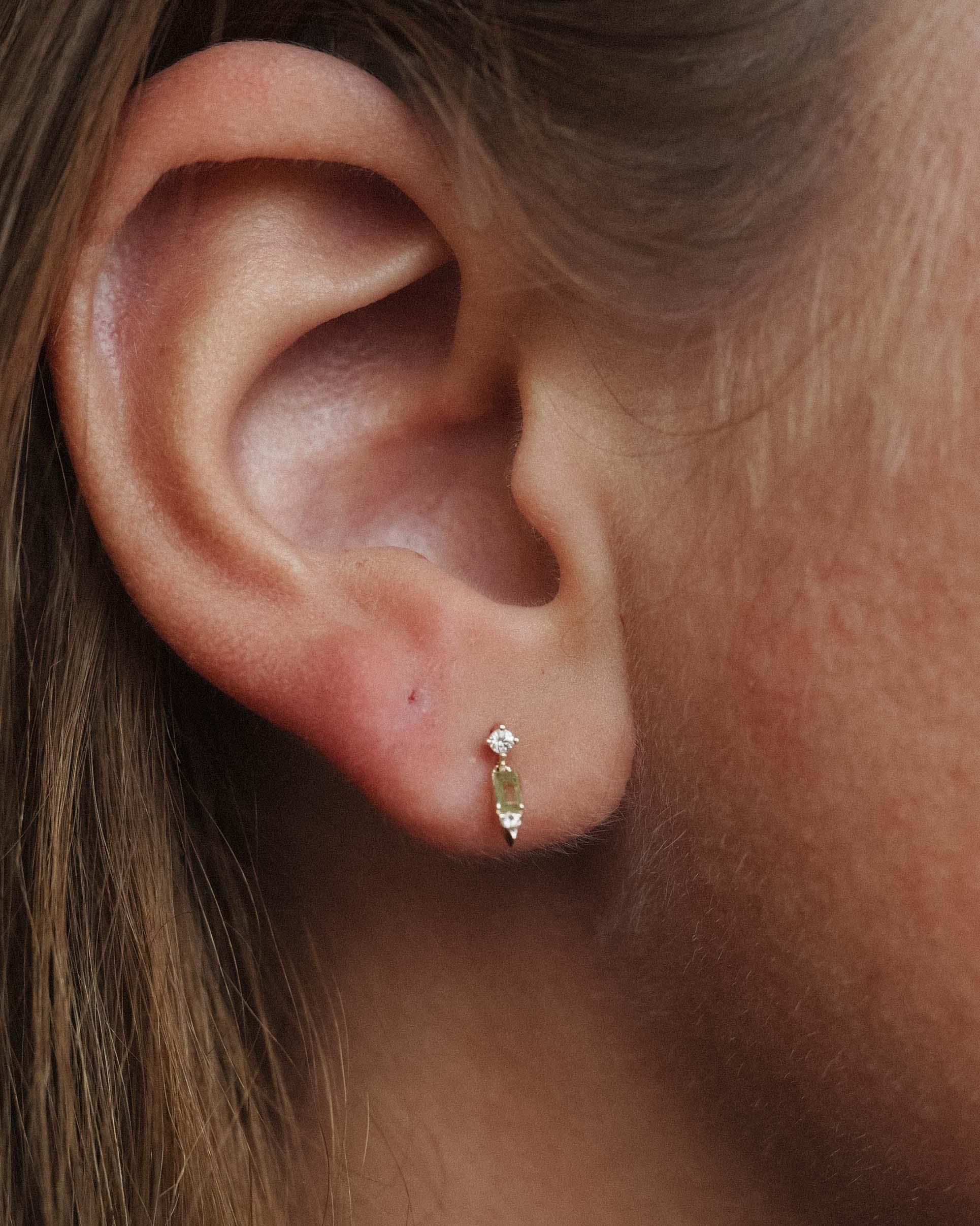 Opheliane | 14K Olivijn & Witte Saffier Baguette Drop Studs