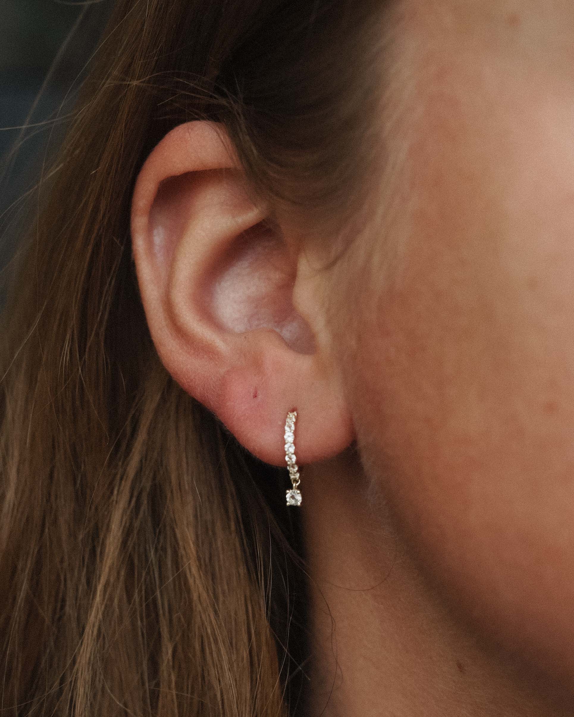 Janet | 14K Witte Topaas Pavé Hanger Huggies