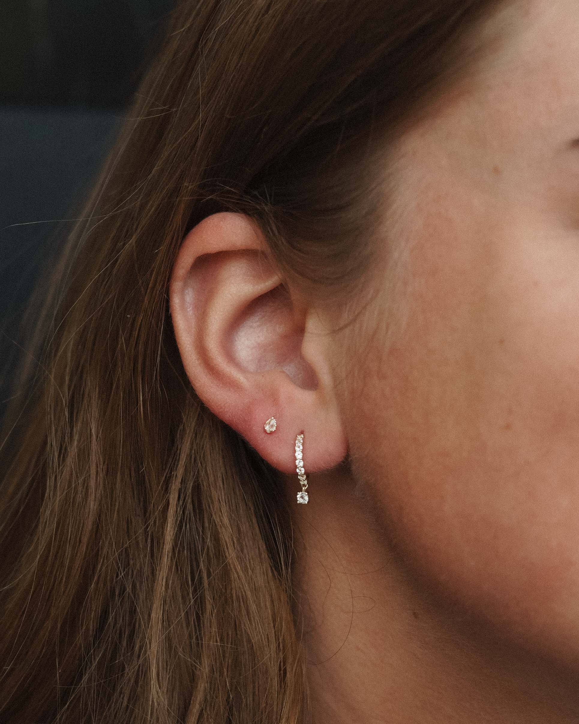 Janet | 14K Witte Topaas Pavé Hanger Huggies