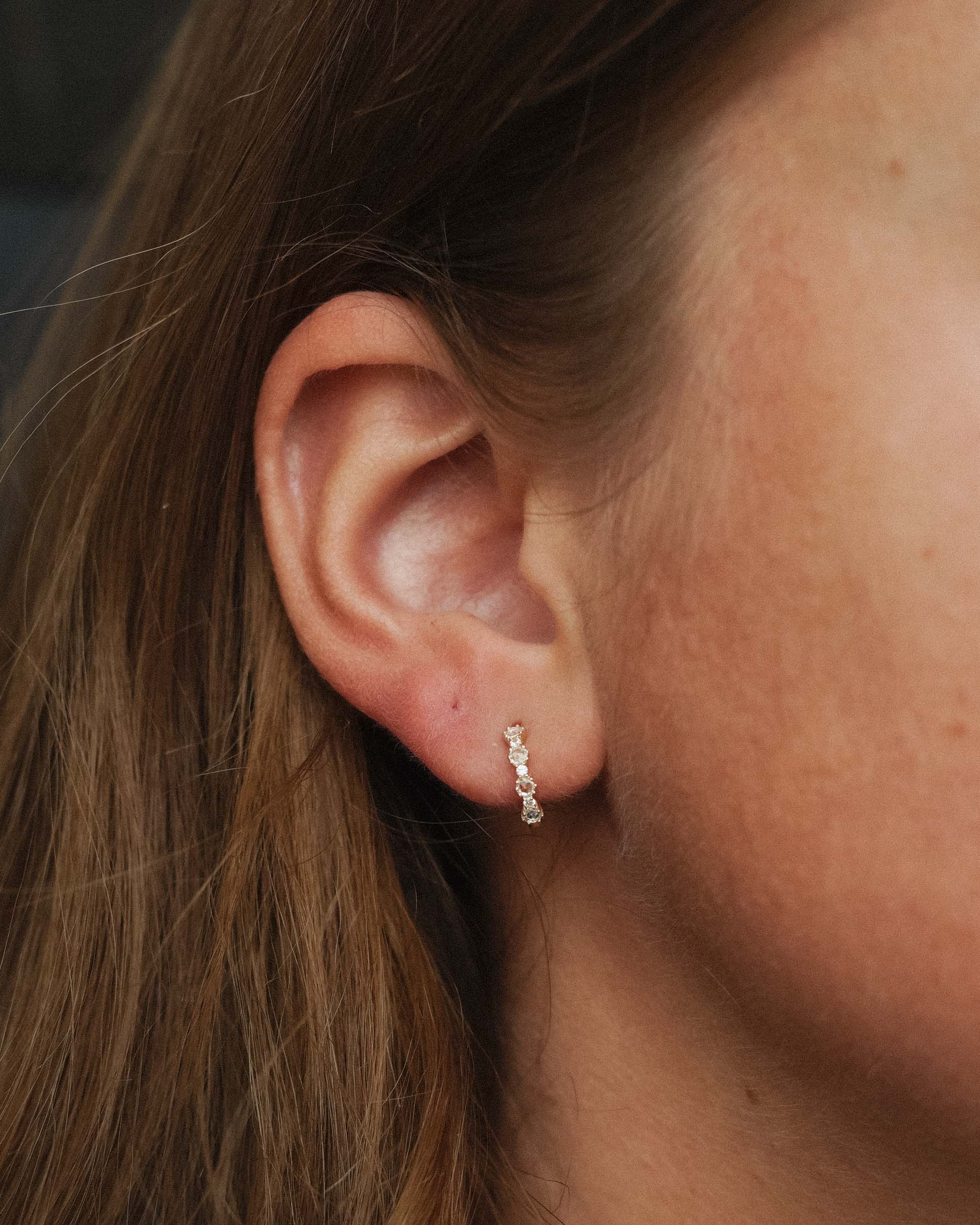 Avenia | 14K Witte Saffier Huggies