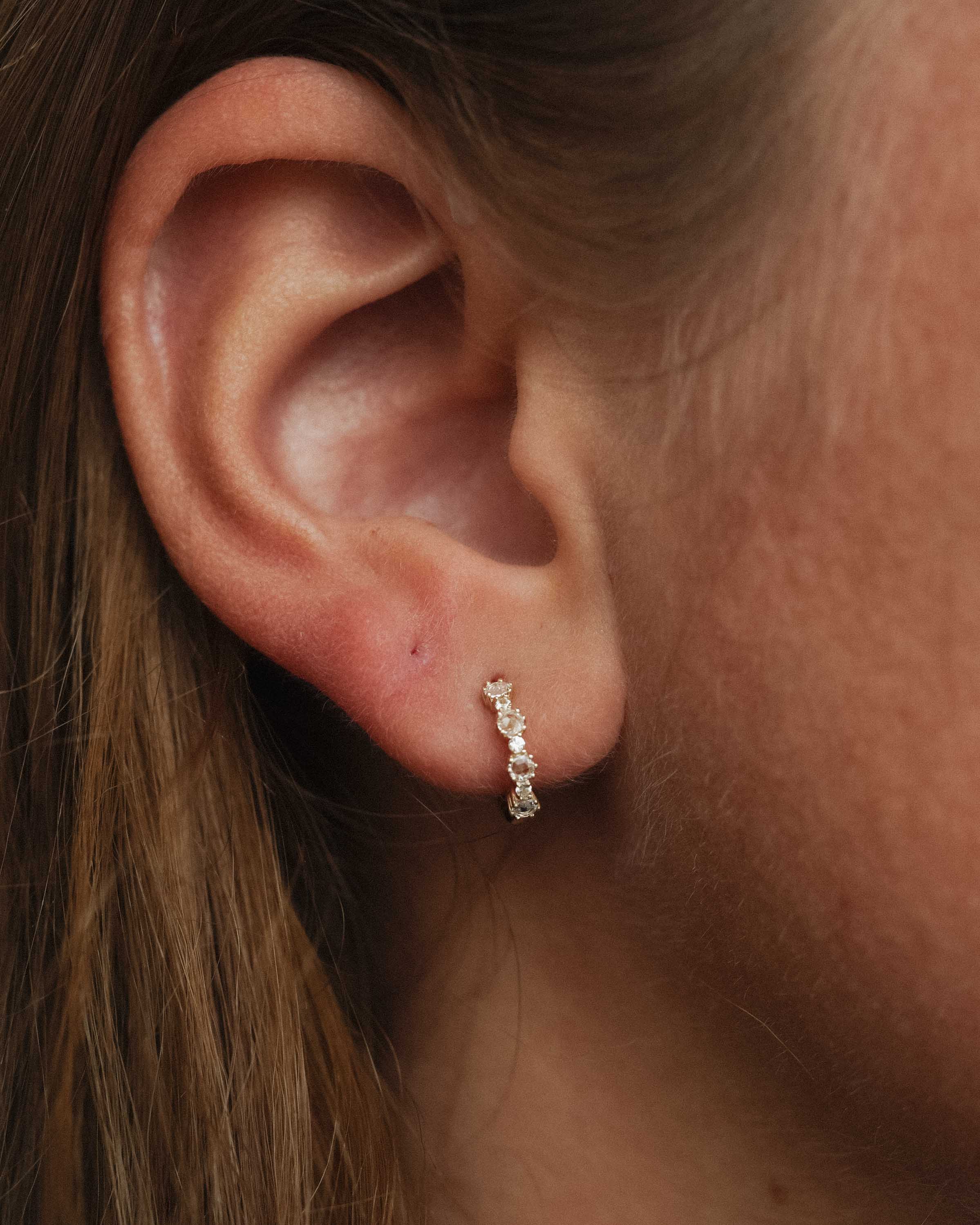 Avenia | 14K Witte Saffier Huggies