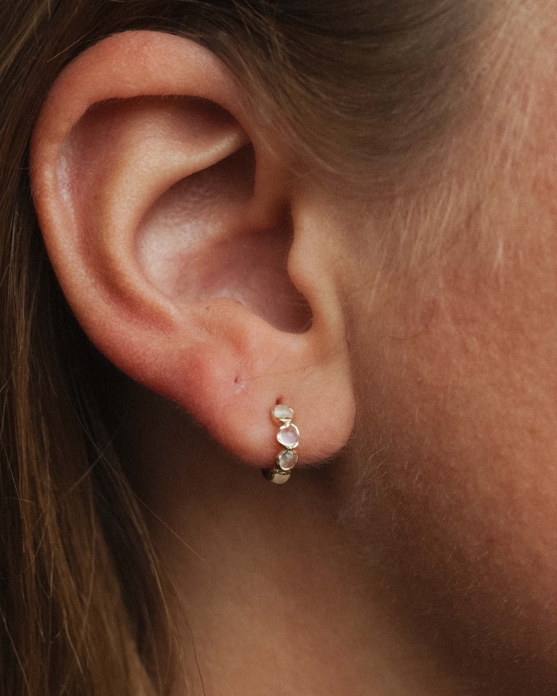 Nerida | 14K Maansteen Huggies