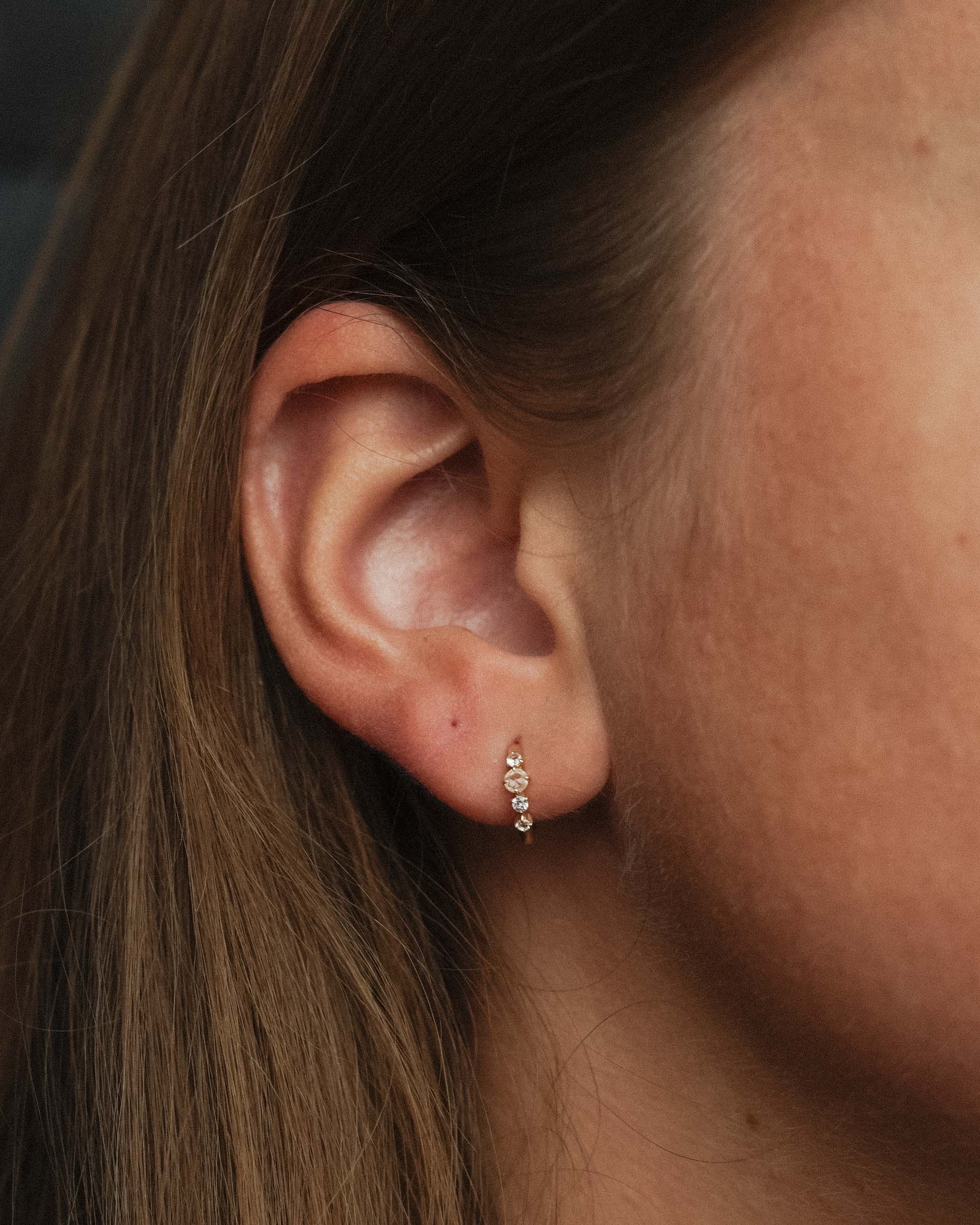 Elisa | 14K Witte Saffier Huggies