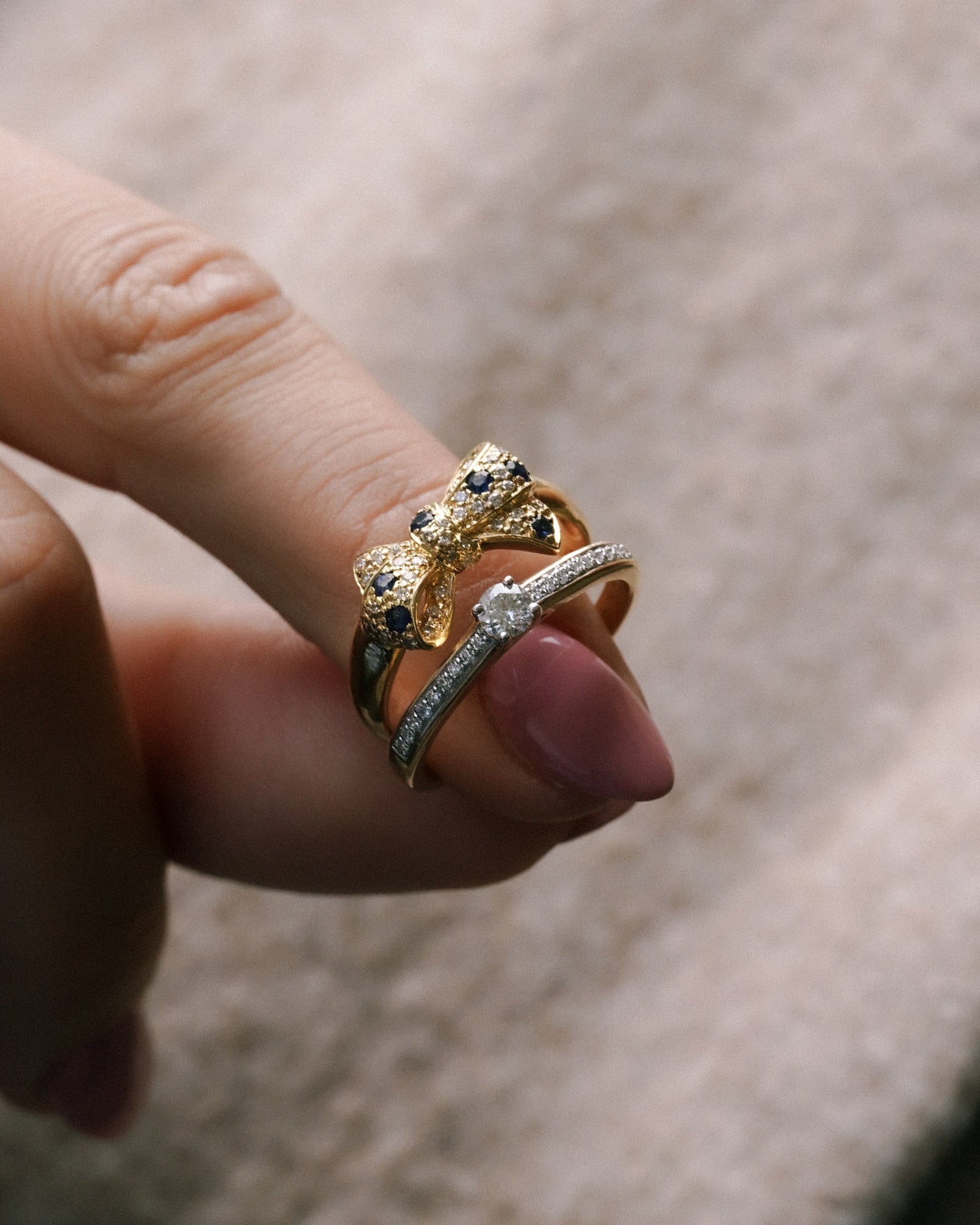 Suprisa | 14K Yellow Gold Brilliant (0.34ct) & Sapphire Bow Ring