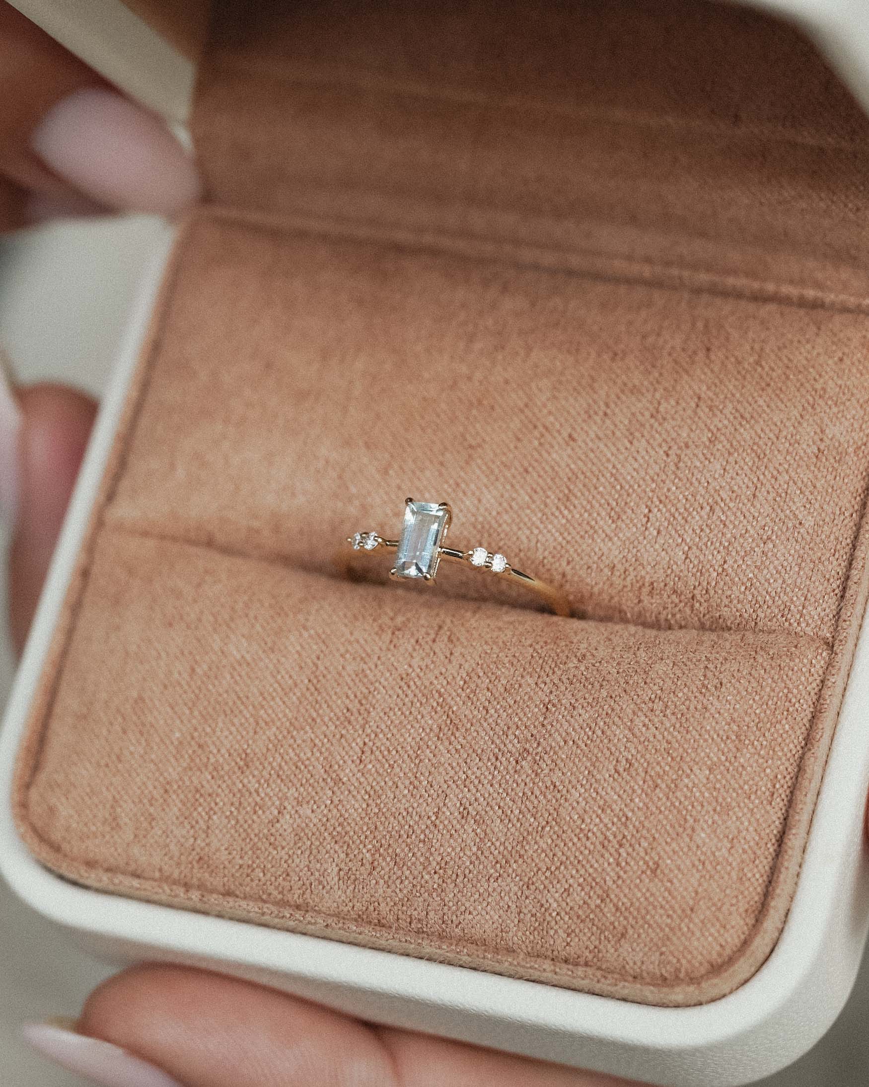 Novalie | 14K Aquamarijn Baguette Solitaire & Diamant Details Ring