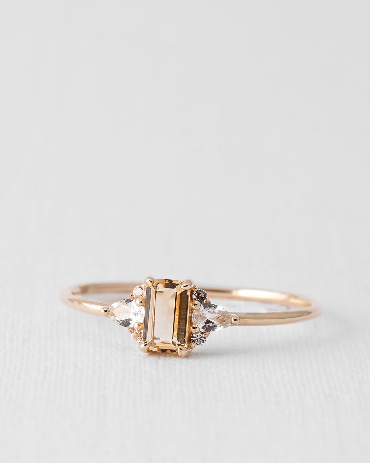 Solenne | 14K Citrien Solitair & Witte Saffier Details Ring