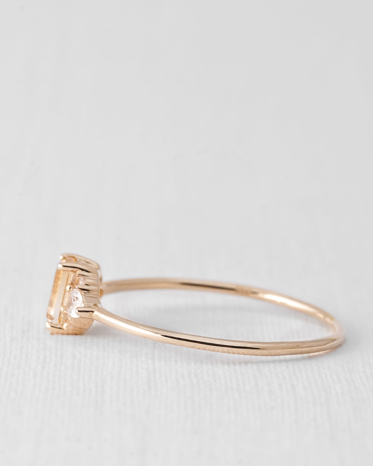 Solenne | 14K Citrien Solitair & Witte Saffier Details Ring