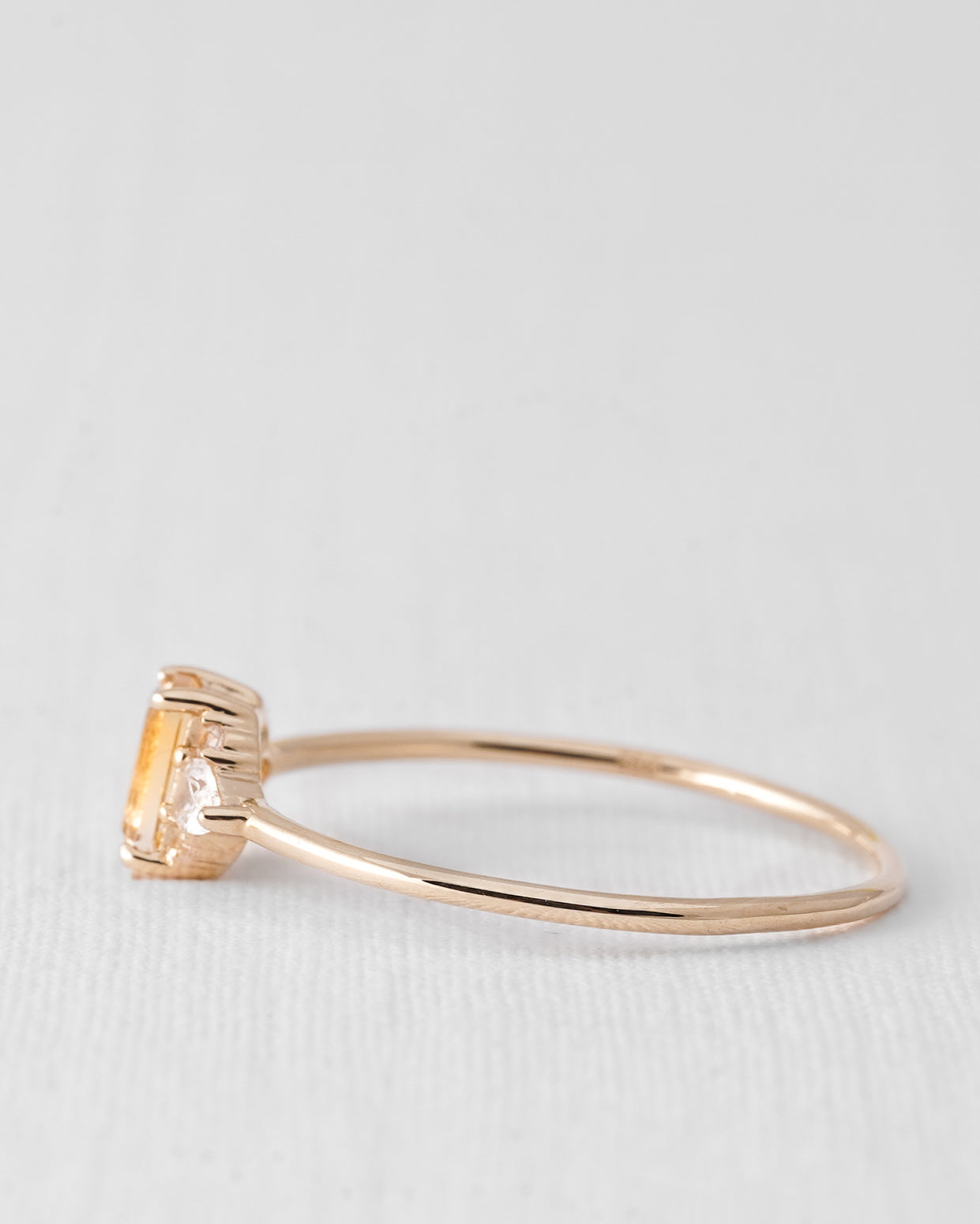 Solenne | 14K Citrien Solitair & Witte Saffier Details Ring