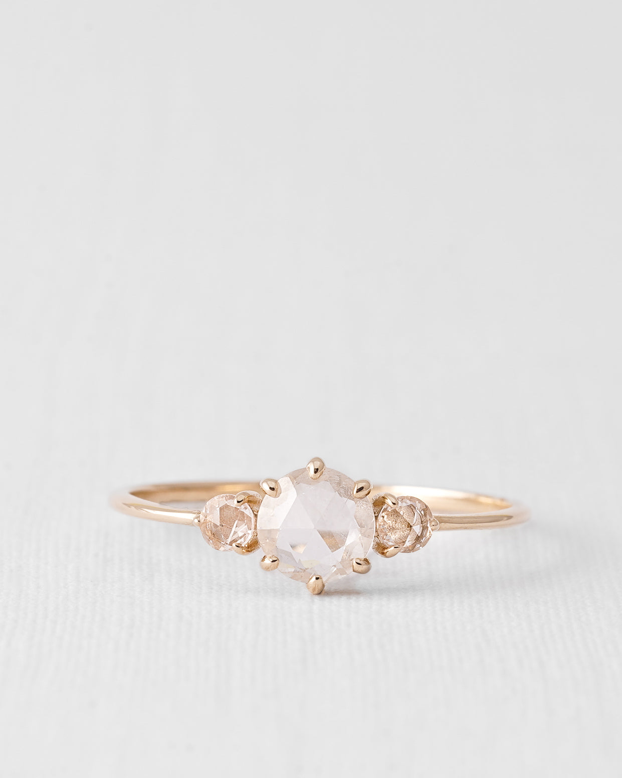 Aveline | 14K Witte Saffier Drie-steen Ring