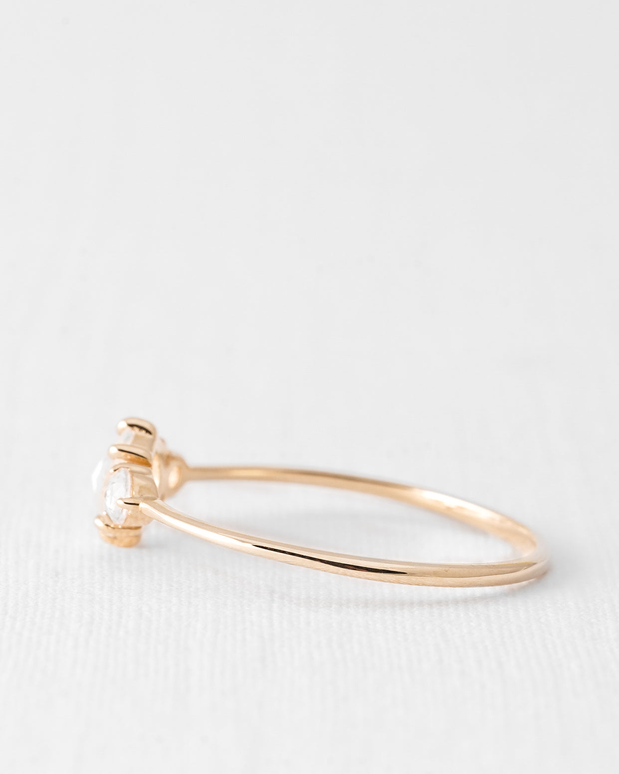 Aveline | 14K Witte Saffier Drie-steen Ring