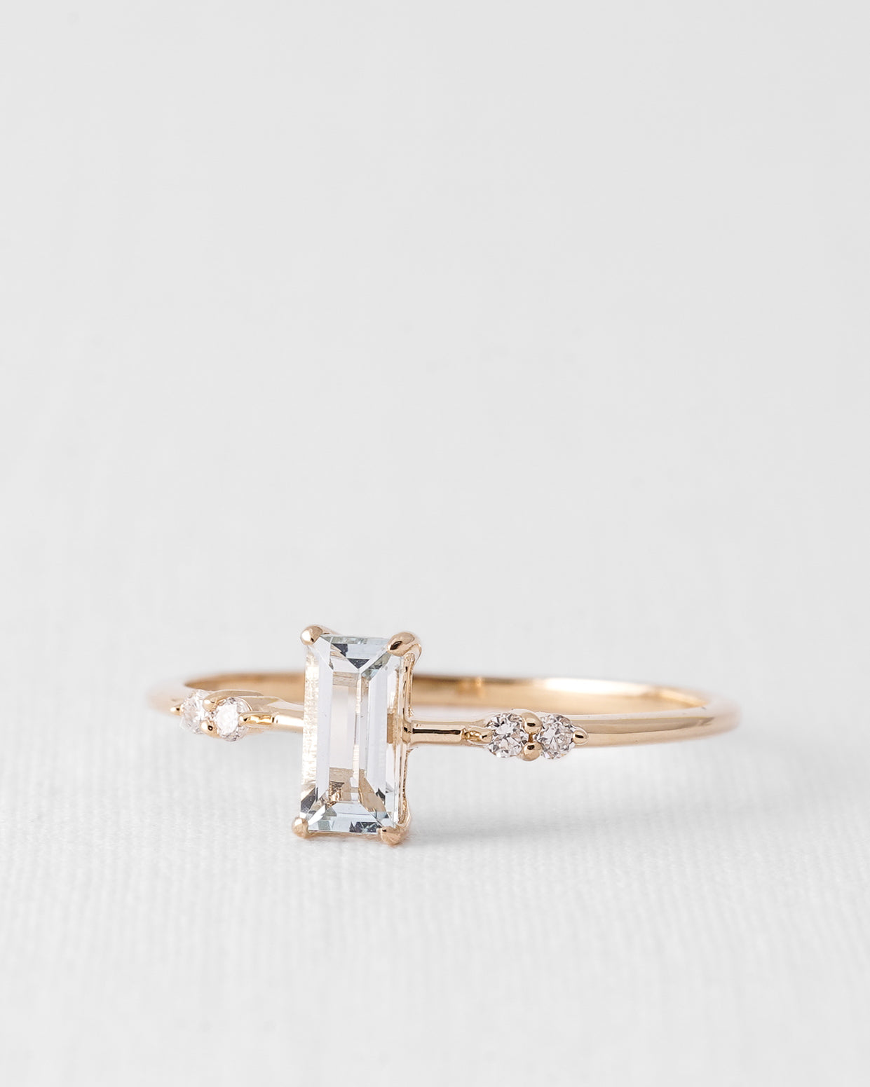 Novalie | 14K Aquamarijn Baguette Solitaire & Diamant Details Ring