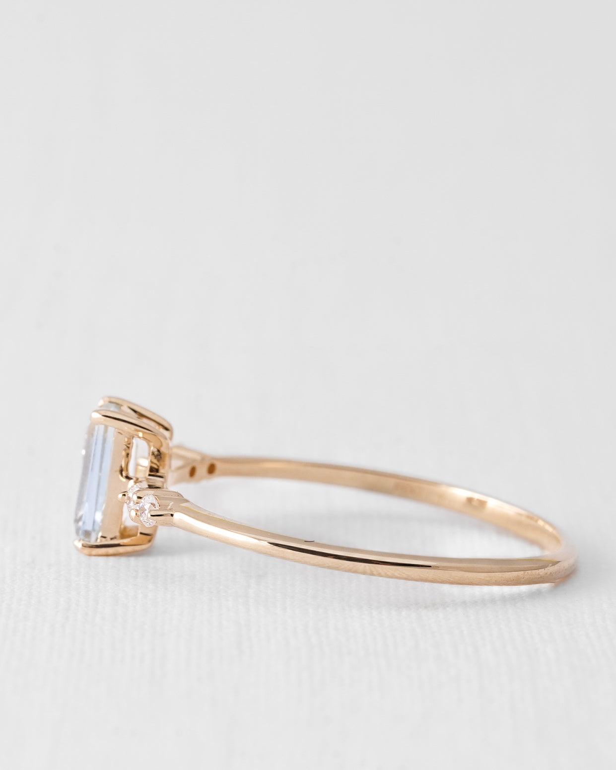 Novalie | 14K Aquamarijn Baguette Solitaire & Diamant Details Ring