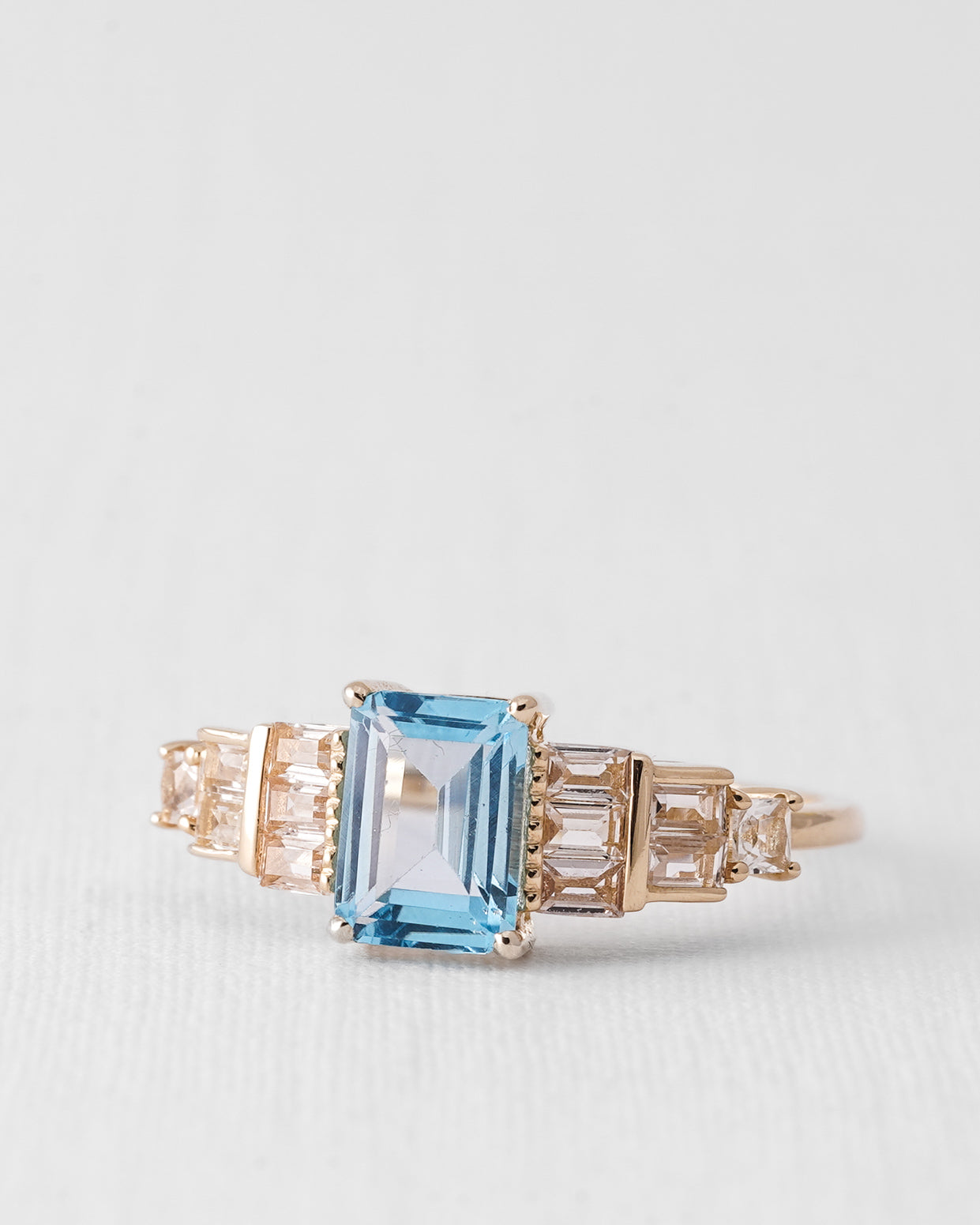 Corvina | 14K Blauwe Topaas & Witte Saffier Statement Ring