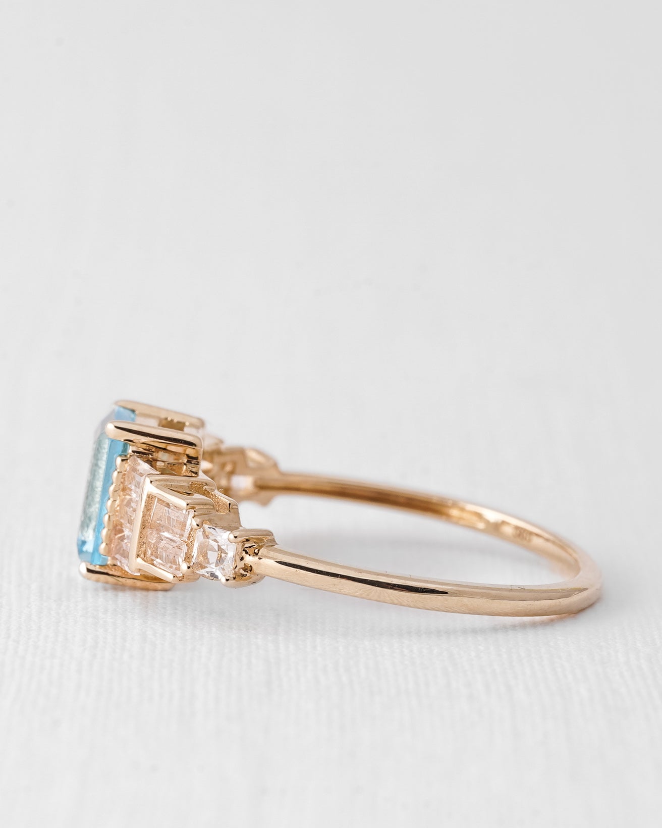 Corvina | 14K Blauwe Topaas & Witte Saffier Statement Ring