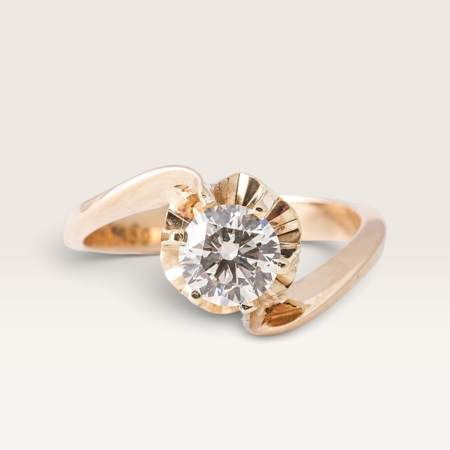 Genevieve | 14K Diamond Solitaire Twist Ring - Menina Amsterdam