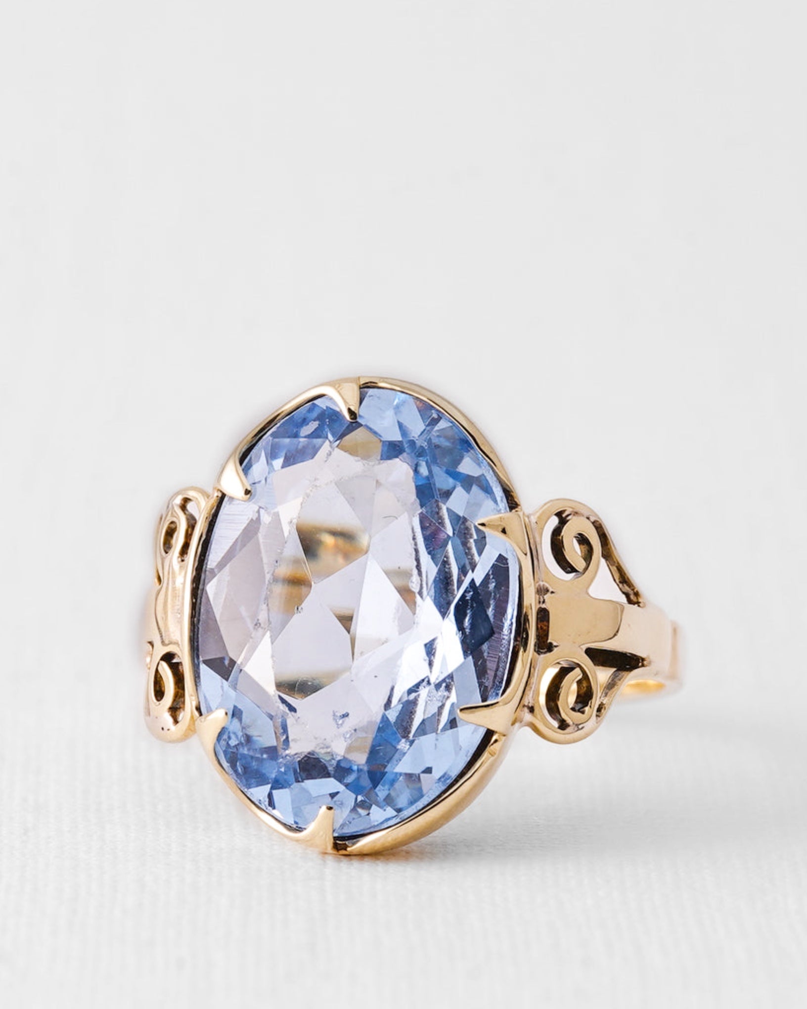 Aureli | 14K Blauwe Topaas Statement Ring