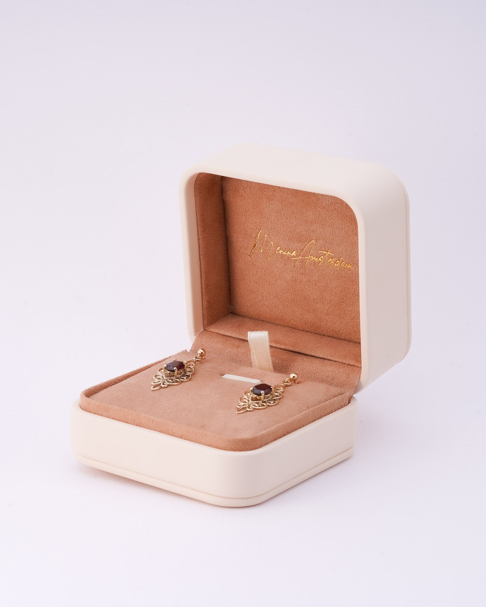 Menina Amsterdam geeft een vervolg aan het verhaal van vintage sieraden.